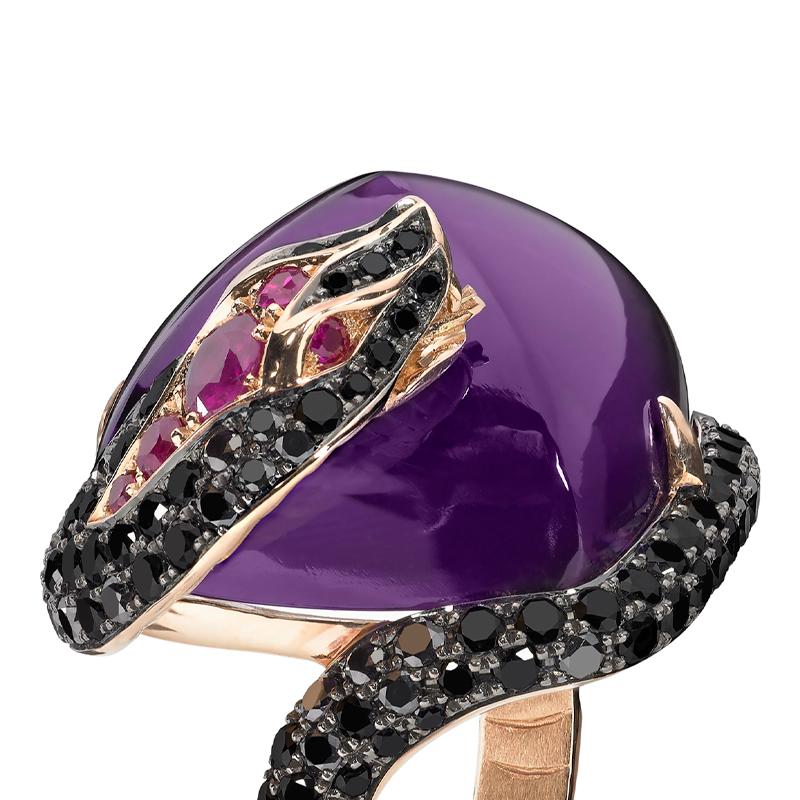 Der 'Couture Voyage' Cobra Twisted Ring mit einem zuckerhutförmigen Amethysten (22,68ct), schwarzem Diamantpavé (1,72ct) und Rubin (0,31ct) ist in 18ct Roségold gefasst.

Bitte erkundigen Sie sich nach verfügbaren Größen und Ihrem exklusiven Preis,