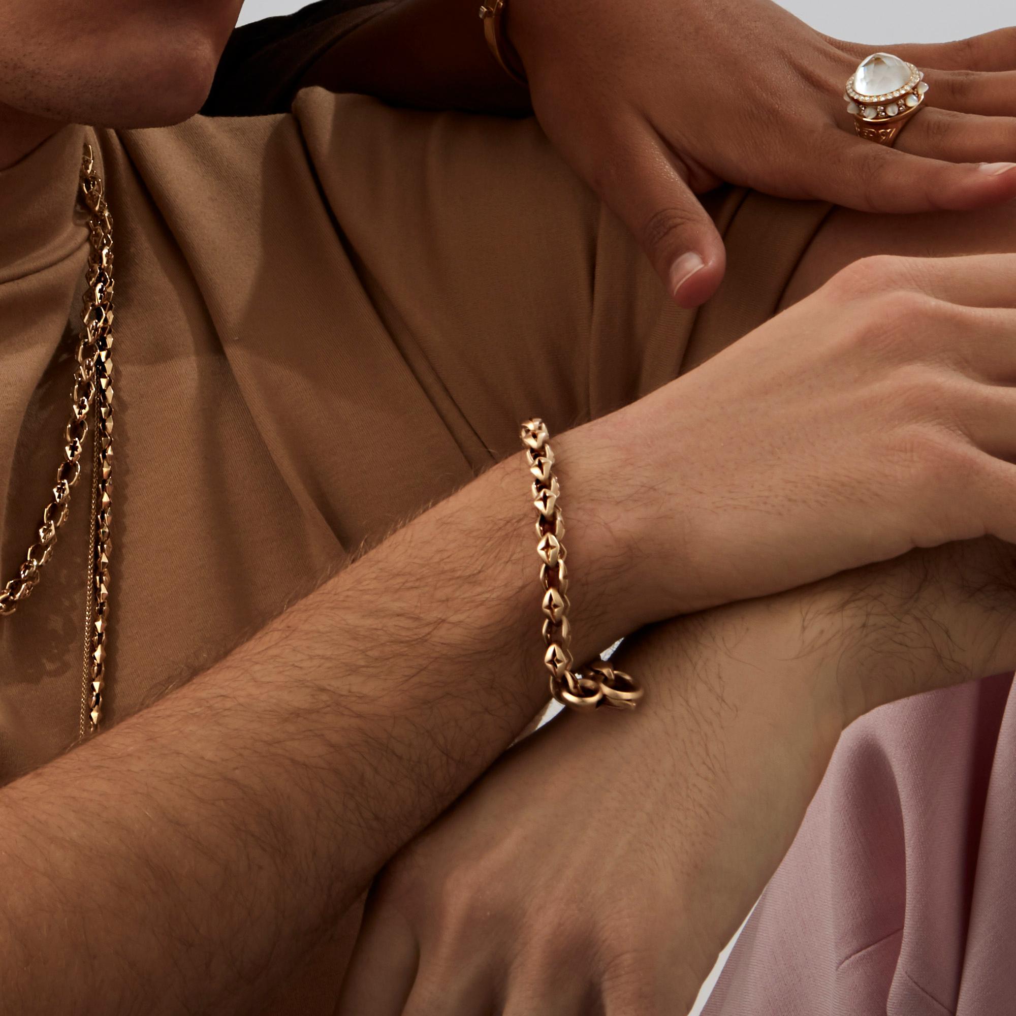 Featuring the New Cross motif, the 8-inch 18ct yellow Gold Crosslink Bracelet is a statement, handmade detailed chain that completely stands out from regular chains.

Please enquire for your exclusive price if your delivery country is outside of the