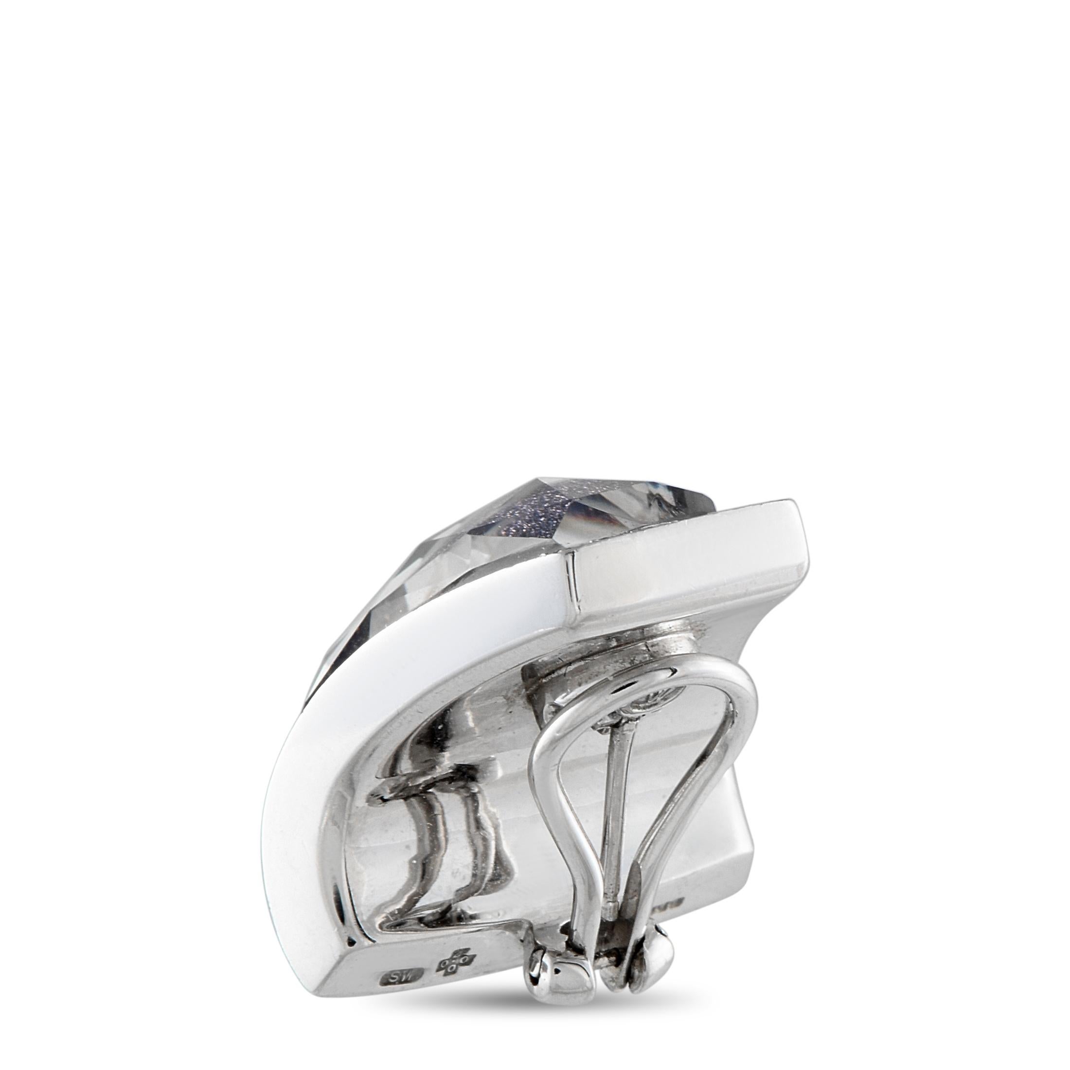 Un esempio impressionante dell'approccio innovativo di Stephen Webster al design dei gioielli. Questi orecchini a clip in oro bianco 18 carati presentano un quarzo chiaro naturale sfaccettato sovrapposto a una gemma di colore scuro dall'aspetto