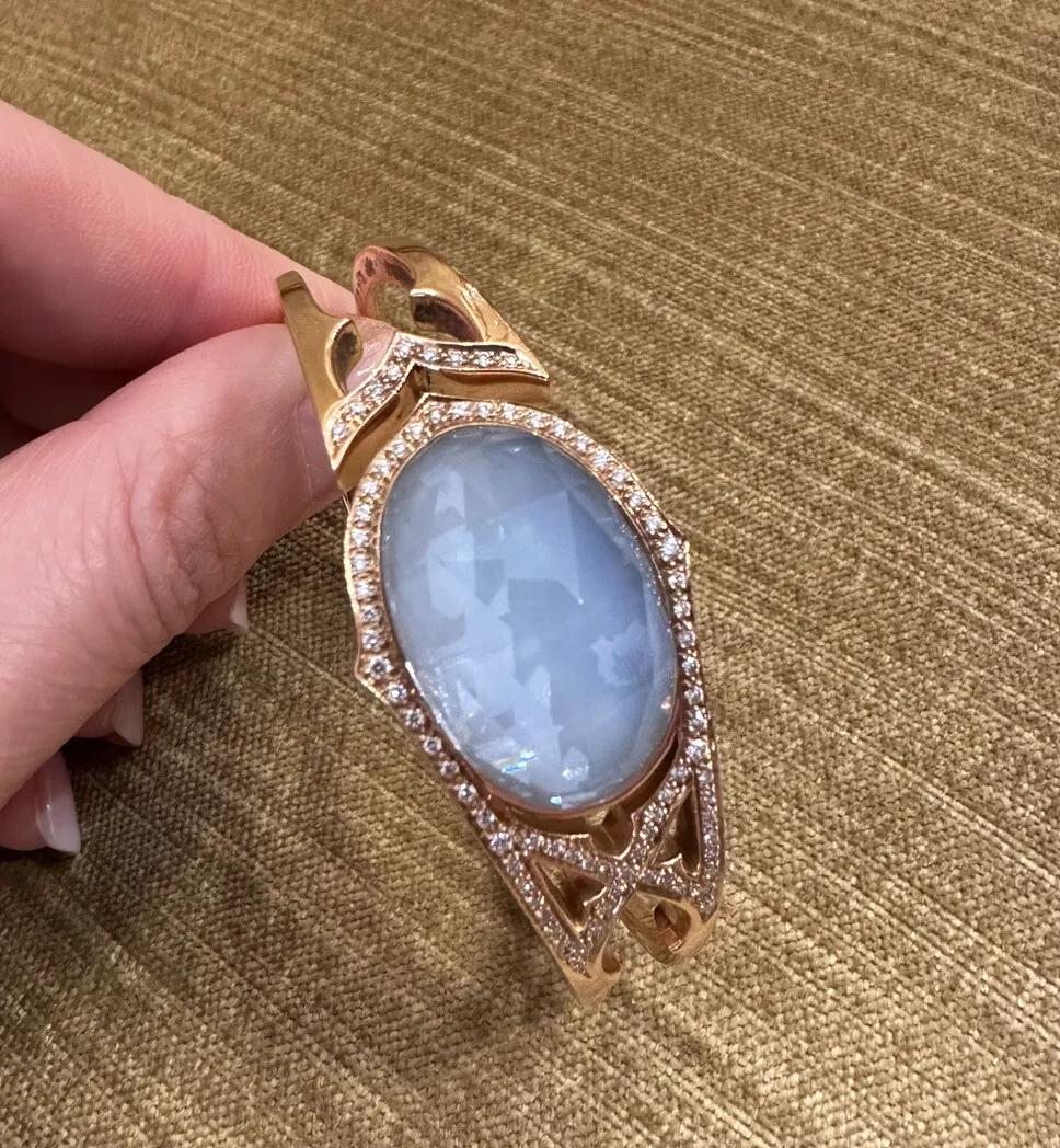 STEPHEN WEBSTER 18k Rose Gold Crystal Haze Cuff Bangle with Diamonds

STEPHEN WEBSTER Crystal Haze Bangle features an Oval shaped Clear Quartz set over a blue/grey backdrop accented with approximately 0.50 carats of Round Brilliant Diamonds, all set