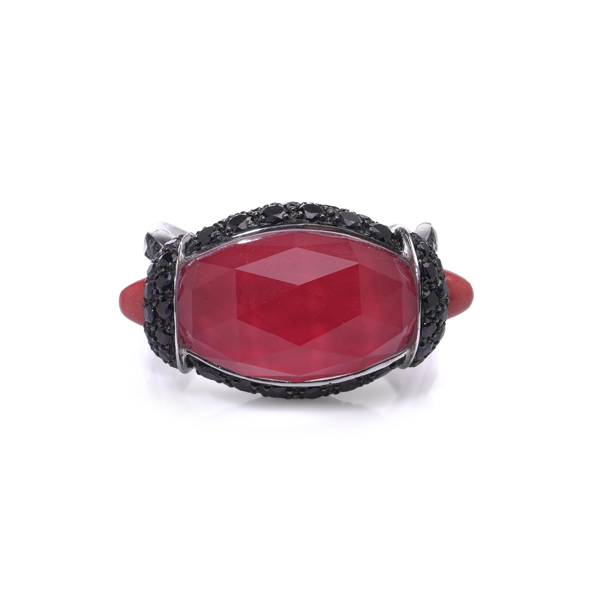 Stephen Webster Bague Crystal Haze - Incrustation de quartz et de pierres précieuses
Poids total : 12,93 g

La bague Stephen Webster 'Crystal Haze' en argent sterling plaqué rhodium est ornée d'un grand quartz de cristal de roche facetté et d'une