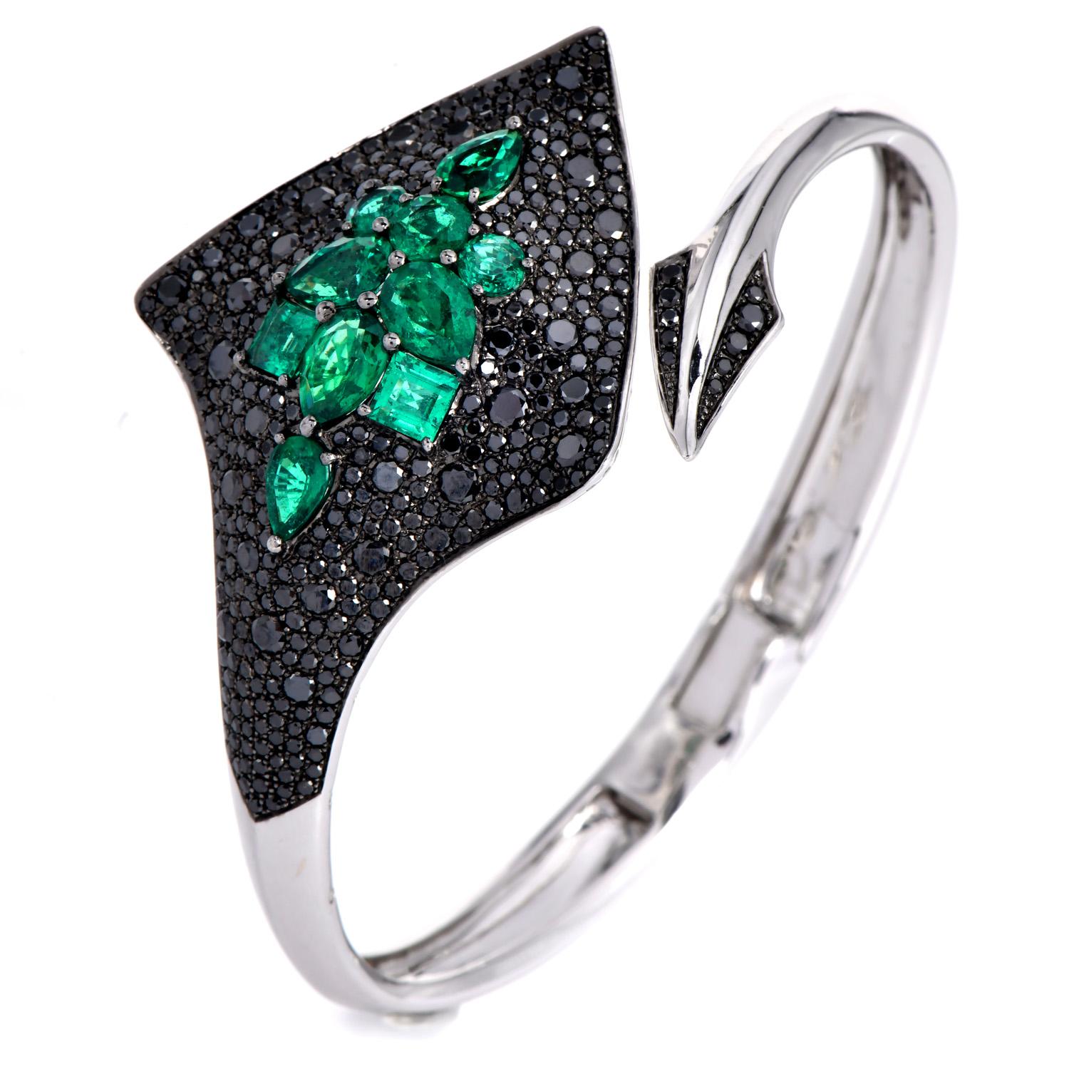 Stephen Webster Diamond Emerald 18K Stingray Cuff Bracelet In Excellent Condition For Sale In Miami, FL