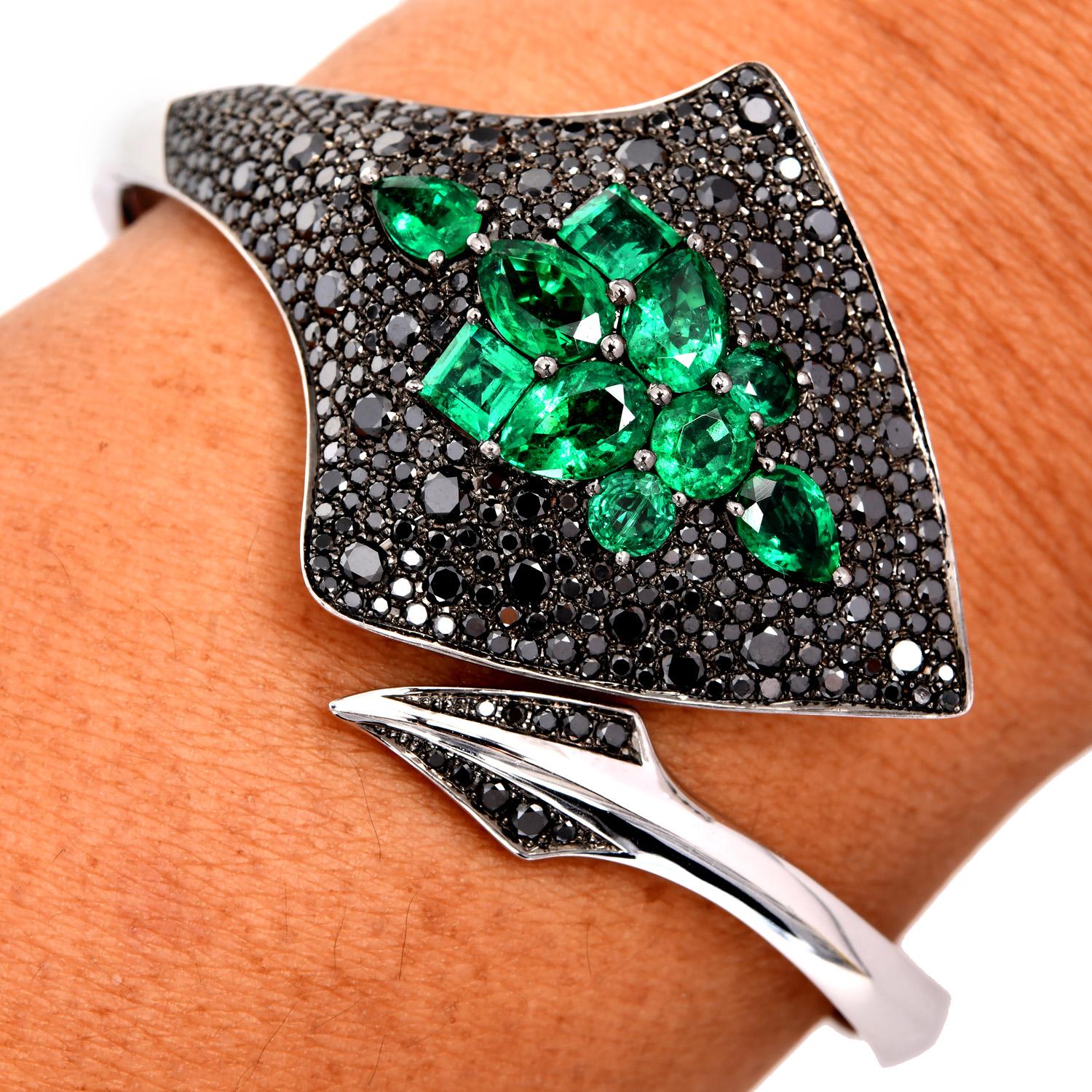 Stephen Webster Diamond Emerald 18K Stingray Cuff Bracelet For Sale 2
