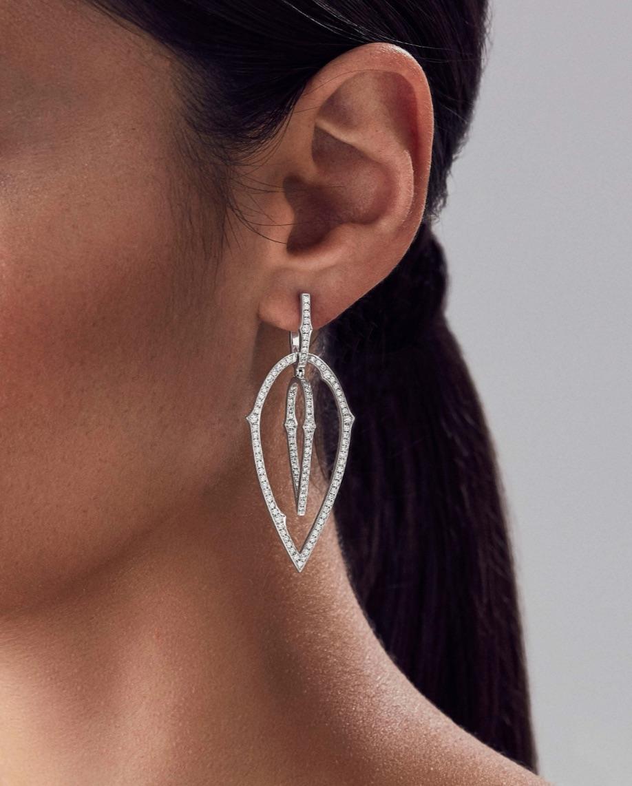 Dieses kantige Design mit glitzernden Rosendornstängeln wurde von Stephen Webster in seiner 'Thorn' Collection entworfen. Diese Ohrringe mit abnehmbarem Außenring sind mit 216 Diamanten im Brillantschliff von höchster Qualität mit einem