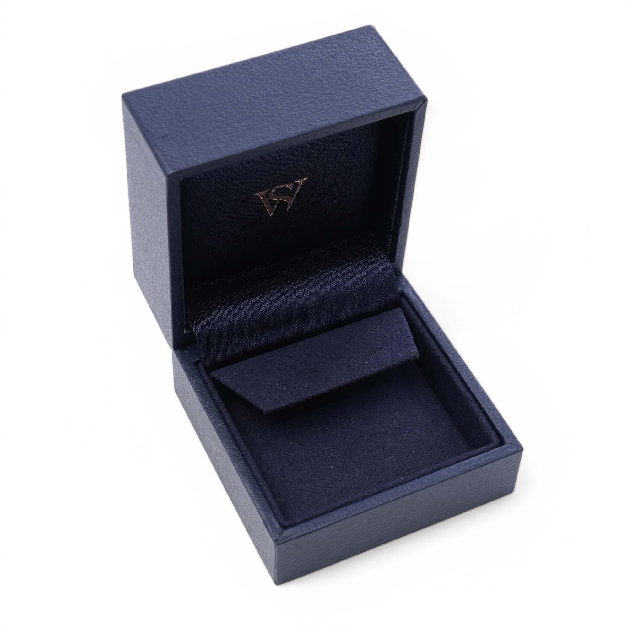 Stephen Webster Ohrringe Box. 

Zeitraum: Anfang des 21. Jahrhunderts
MATERIAL: Außen aus dunkelgrauem Kunststoff, innen mit Plüsch und Samt gefüttert, mit Stephen Webster-Branding
Zweck: Für die sichere und elegante Aufbewahrung und Präsentation