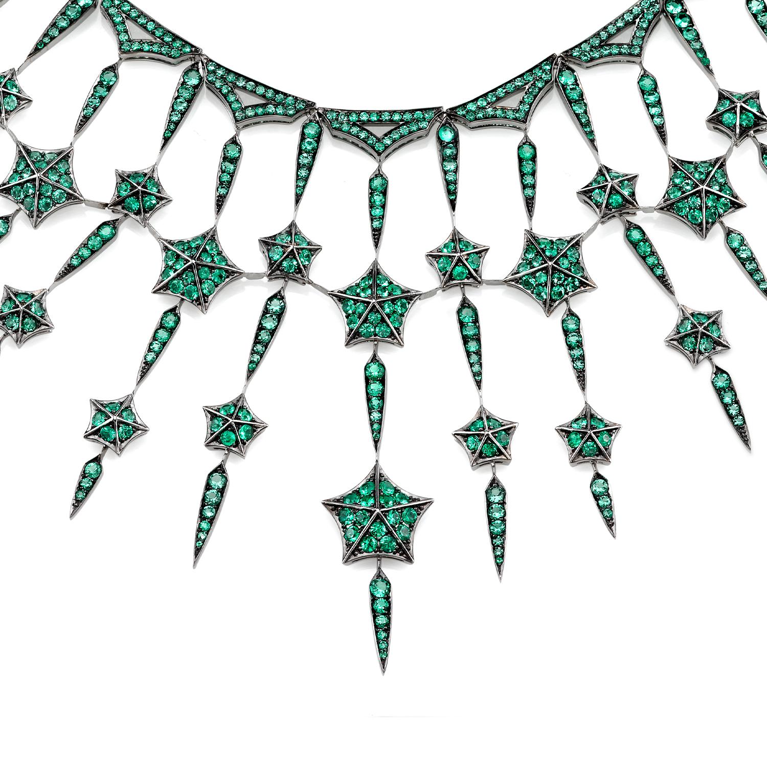 Collar Stargazer engastado en Oro blanco de 18 ct con pavé de Esmeralda (10,64 ct).

Construida sobre una base de 40 años de excelencia técnica, donde Webster comenzó su aprendizaje a los 16 años en el Hatton Garden londinense, esta herencia