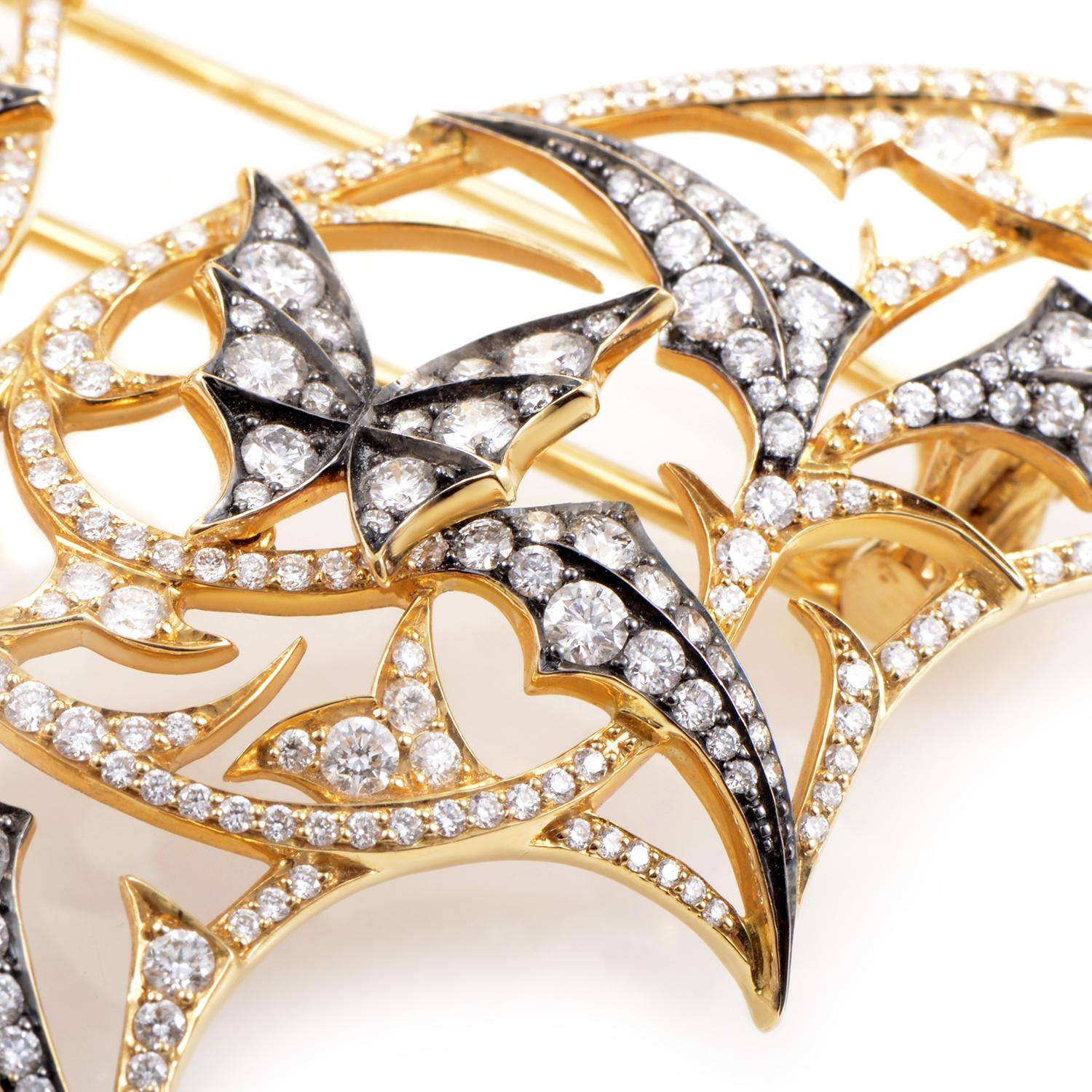 Masterfully crafted from precious 18K yellow gold, this gorgeous Stephen Webster brooch boasts highly detailed and enchanting butterfly motif decorations. The alluring appearance of the brooch's glossy finish is further stimulated by the glamorous