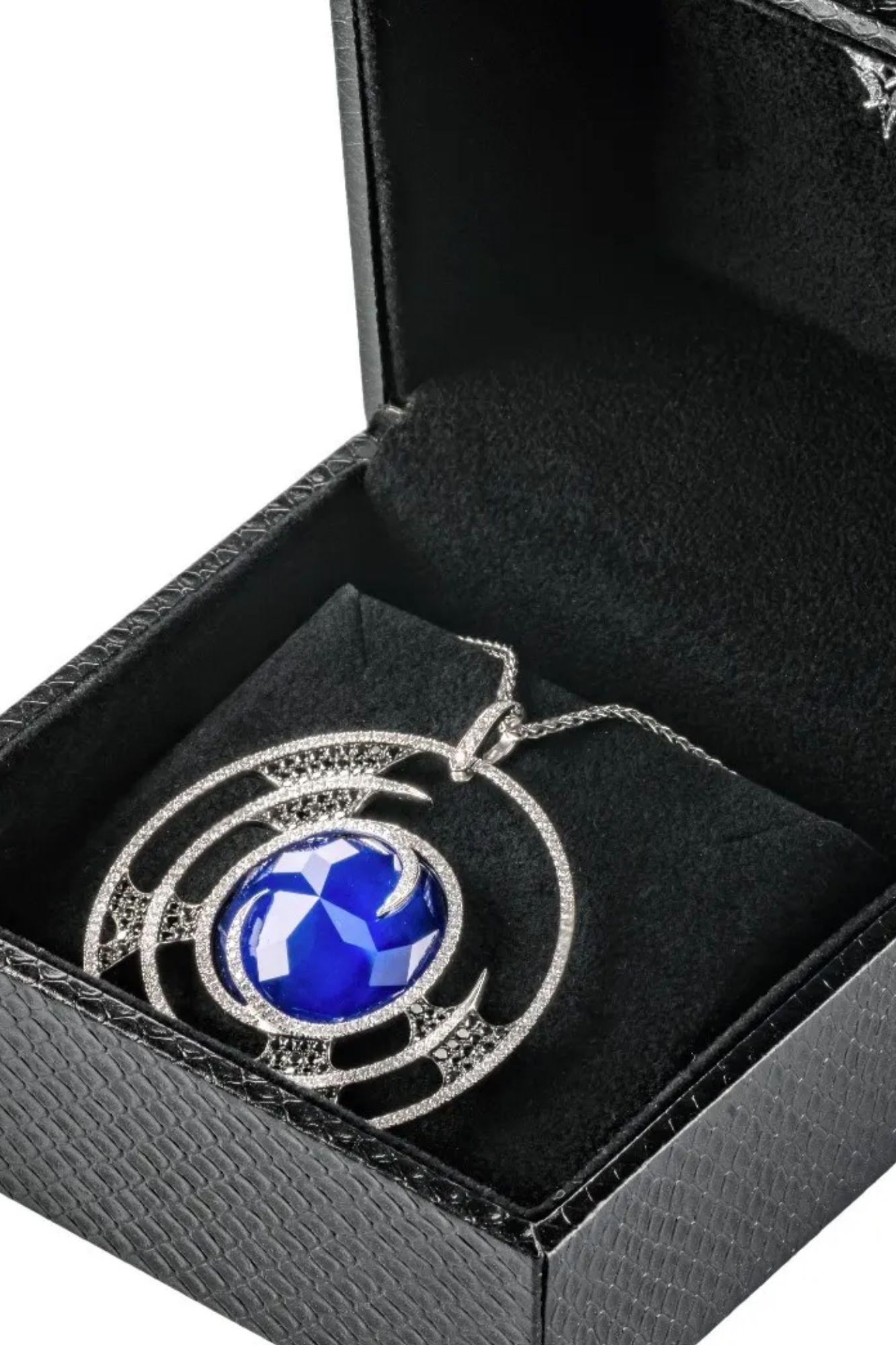 Weißgold-Diamanten von Stephen Webster Flybynigh mit weißen und schwarzen Diamanten  Anhänger im Zustand „Neu“ im Angebot in North Miami Beach, FL
