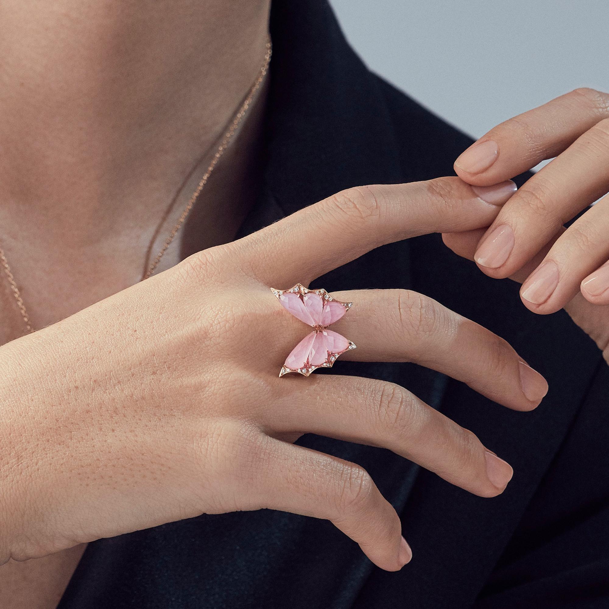 Im Angebot: Stephen Webster Fly by Night: Ring mit rosa Opalkristall Haze und weißen Diamanten () 3