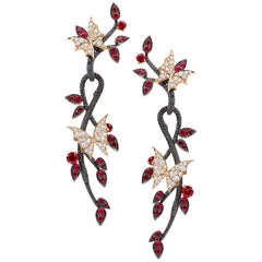 Pendientes Stephen Webster Fly by Night de rubí y oro rosa de 18 quilates en forma de bosque