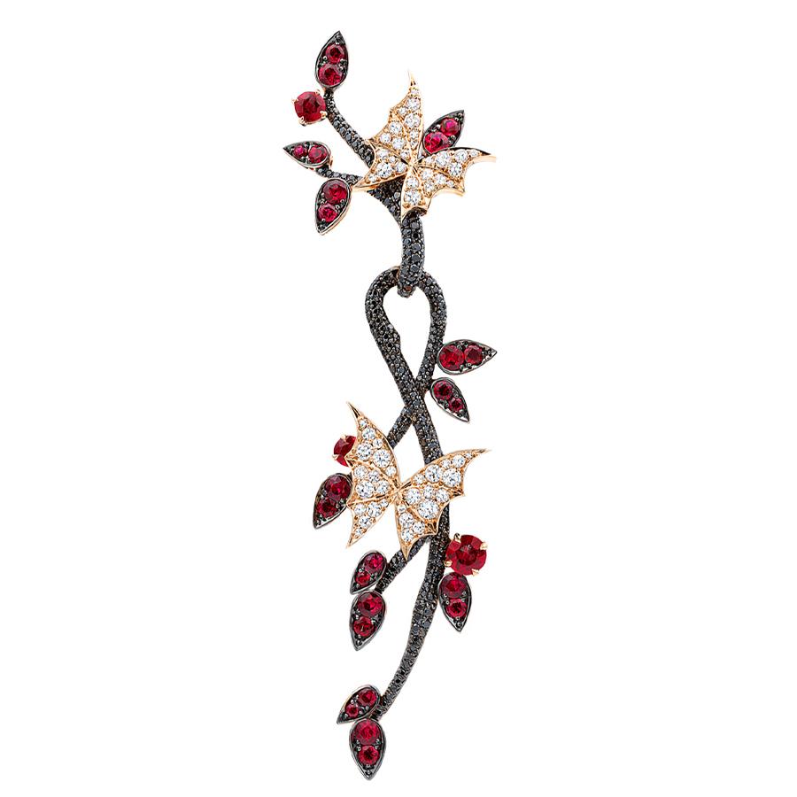 Pendientes Fly by Night Forest engastados con enredaderas de pavé de diamantes negros (1,56 ct), mariposas de pavé de diamantes blancos (1,91 ct) y pavé de rubíes (3,45 ct) en oro rosa de 18 ct.

Construida sobre una base de 40 años de excelencia