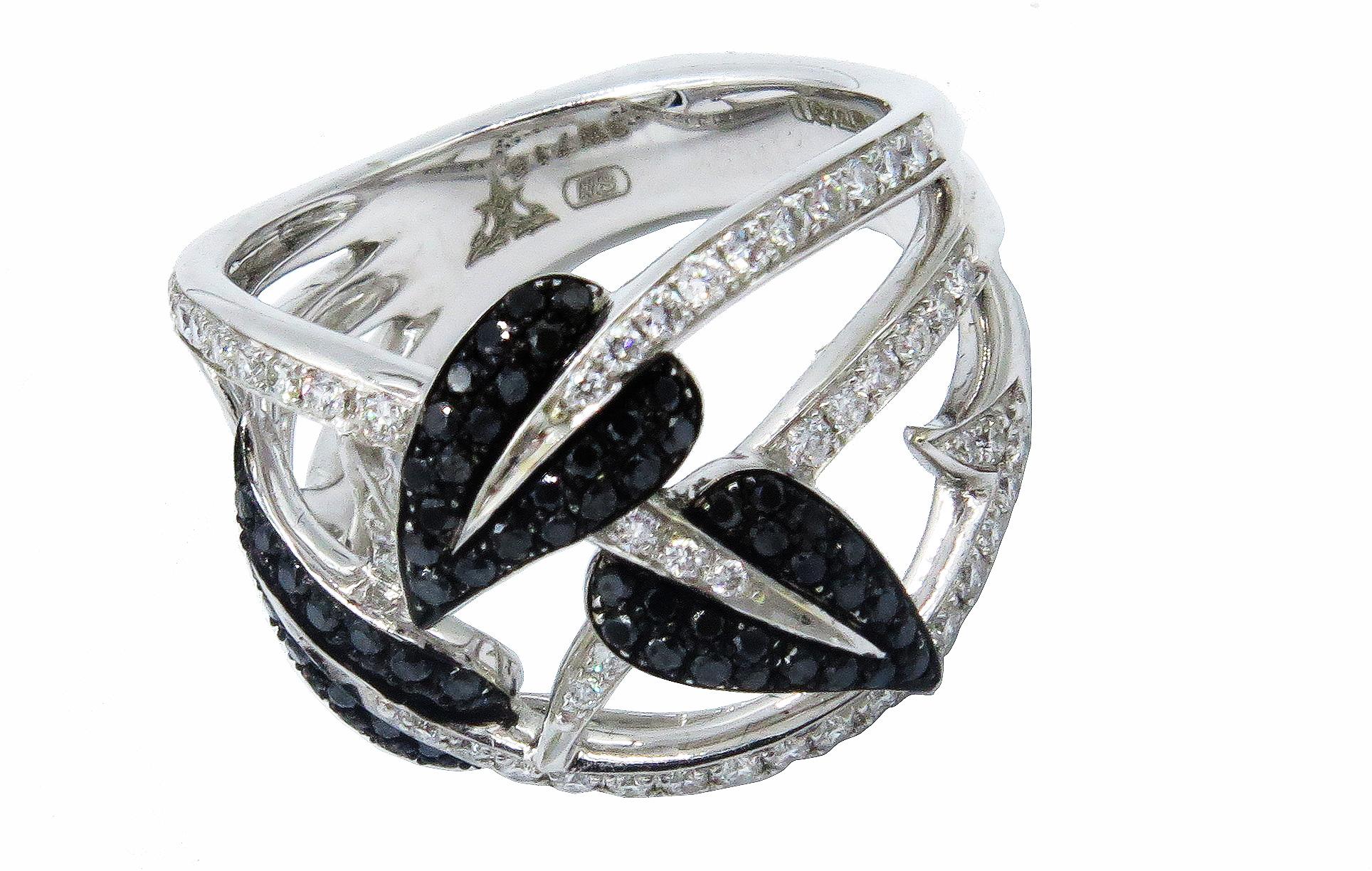 Gorgeous Stephen Webster 18k white gold ring set with beautiful sparkling white and black pave diamonds. This unique ring design is from Webster’s famous 