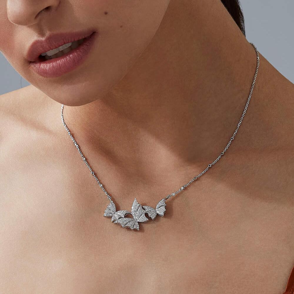Stephen Webster Fly by Night: Dreifach-Halskette aus Weißgold mit Pavé-Diamanten (Zeitgenössisch) im Angebot