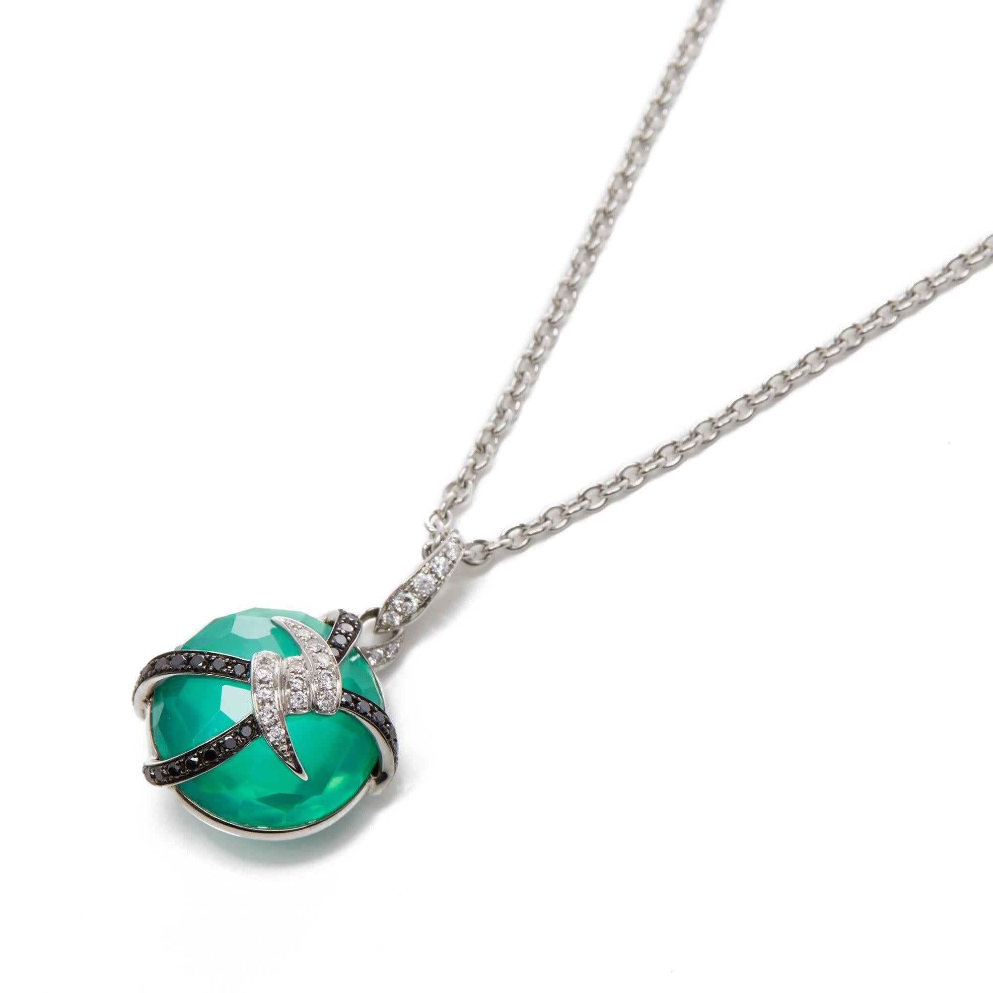 Dieser Anhänger von Stephen Webster stammt aus seiner Forget me Not-Kollektion und besteht aus einem grünen Achatquarz Crystal Haze mit einem Gewicht von 31,85 Karat, der von schwarzen und weißen Diamanten akzentuiert wird. Er ist in 18 Karat