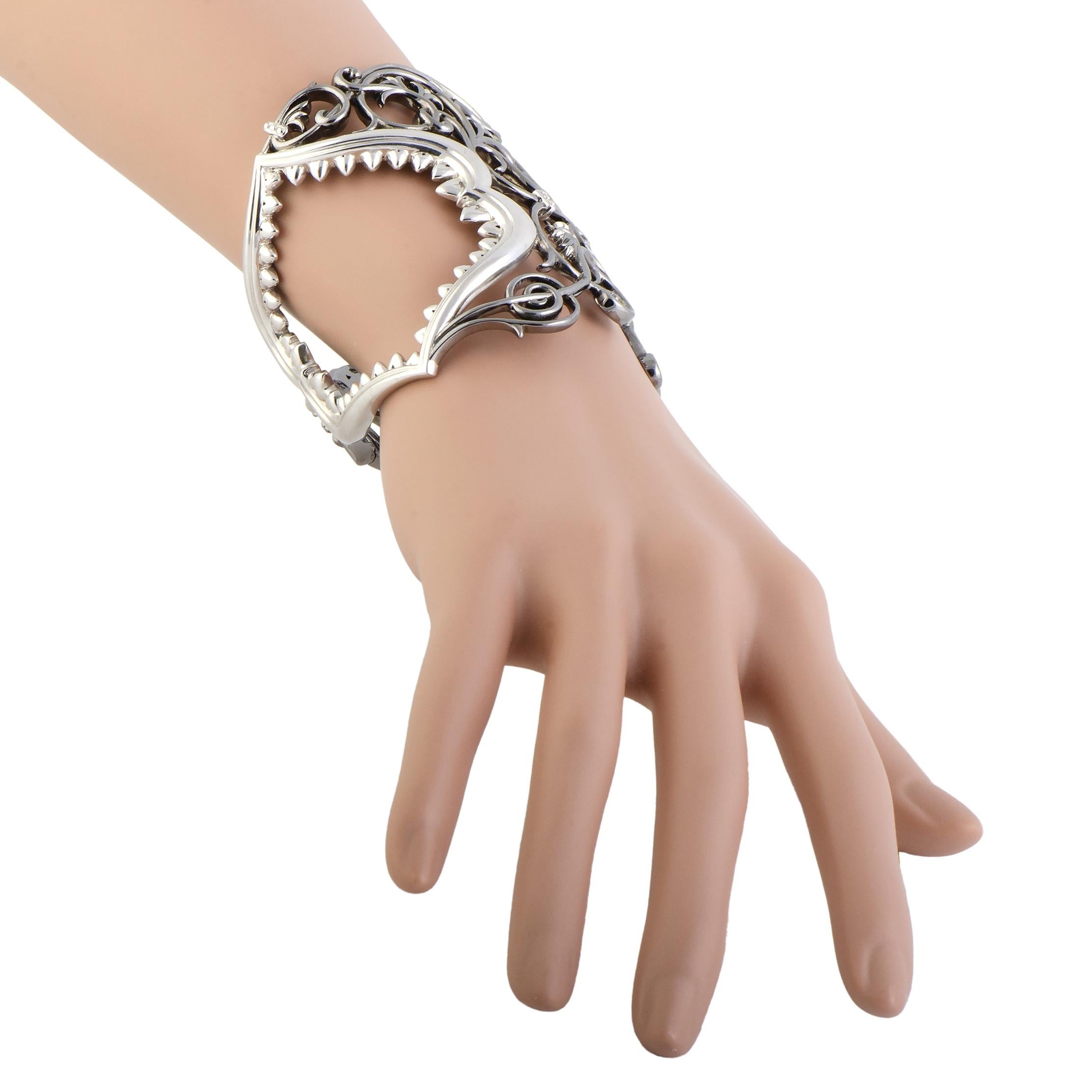 An incredibly attractive filigree design is beautifully presented in captivating precious metal in this fabulous bracelet, fashionably accentuated by an eye-catching shark jaw motif. The bracelet is created by Stephen Webster for the ingenious “Les