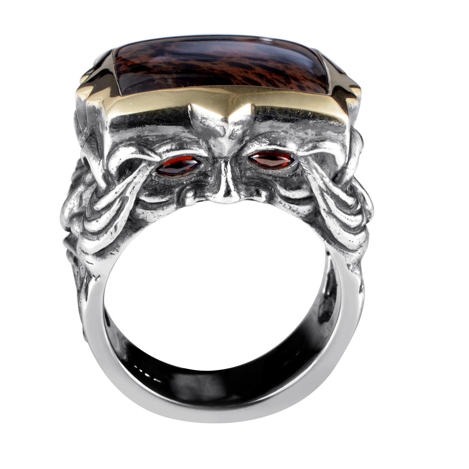 With the amazing oxidized silver body depicting the terrifying gargoyle faces with magnificent garnet eyes, this exceptional ring from Stephen Webster's London Calling collection also boasts the splendid spiderman jasper stone complemented by a