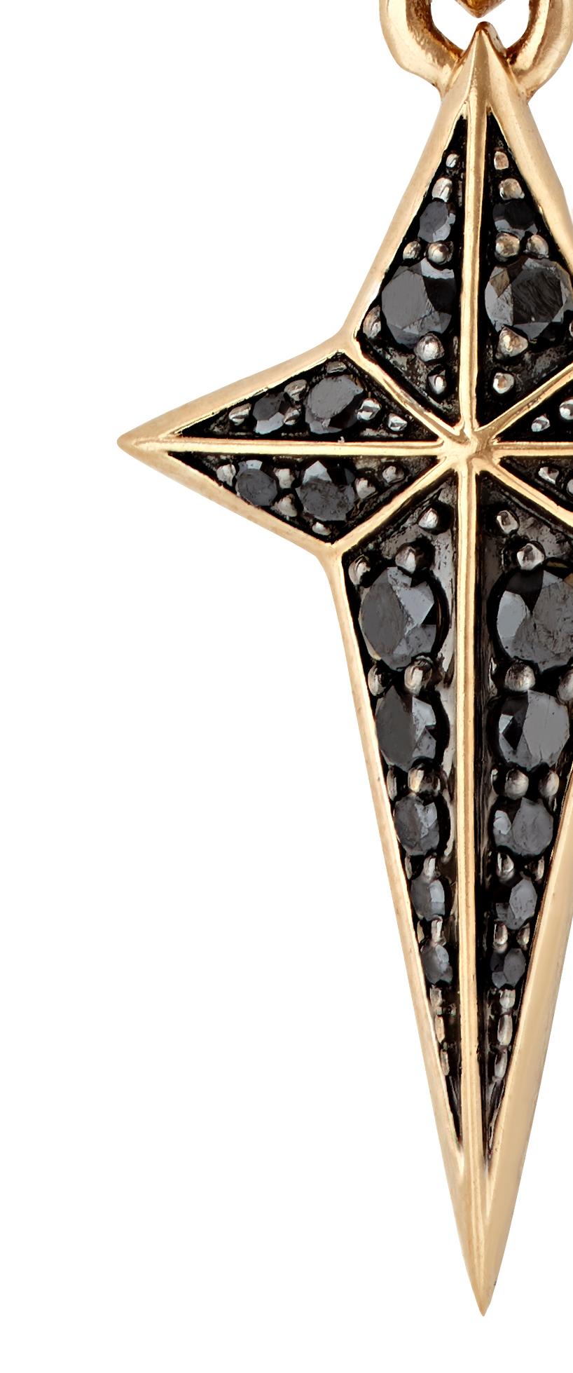New Cross is the latest edition of Stephen Webster's religious iconography for men and is featured on the body of the Flipside Sovereign Ring with a stand out 3D finish elevating the design details. Set in 18K yellow gold with black diamonds