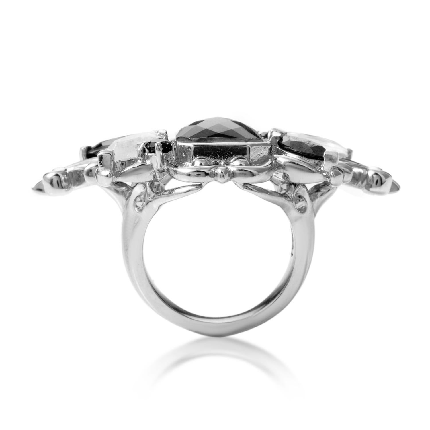 Exquisitely crafted from impeccable sterling silver and spectacularly designed in a sensationally intricate and offbeat manner, this gorgeous Stephen Webster ring from the brilliant 'Pop Superstud' collection offers eye-catching fashionable