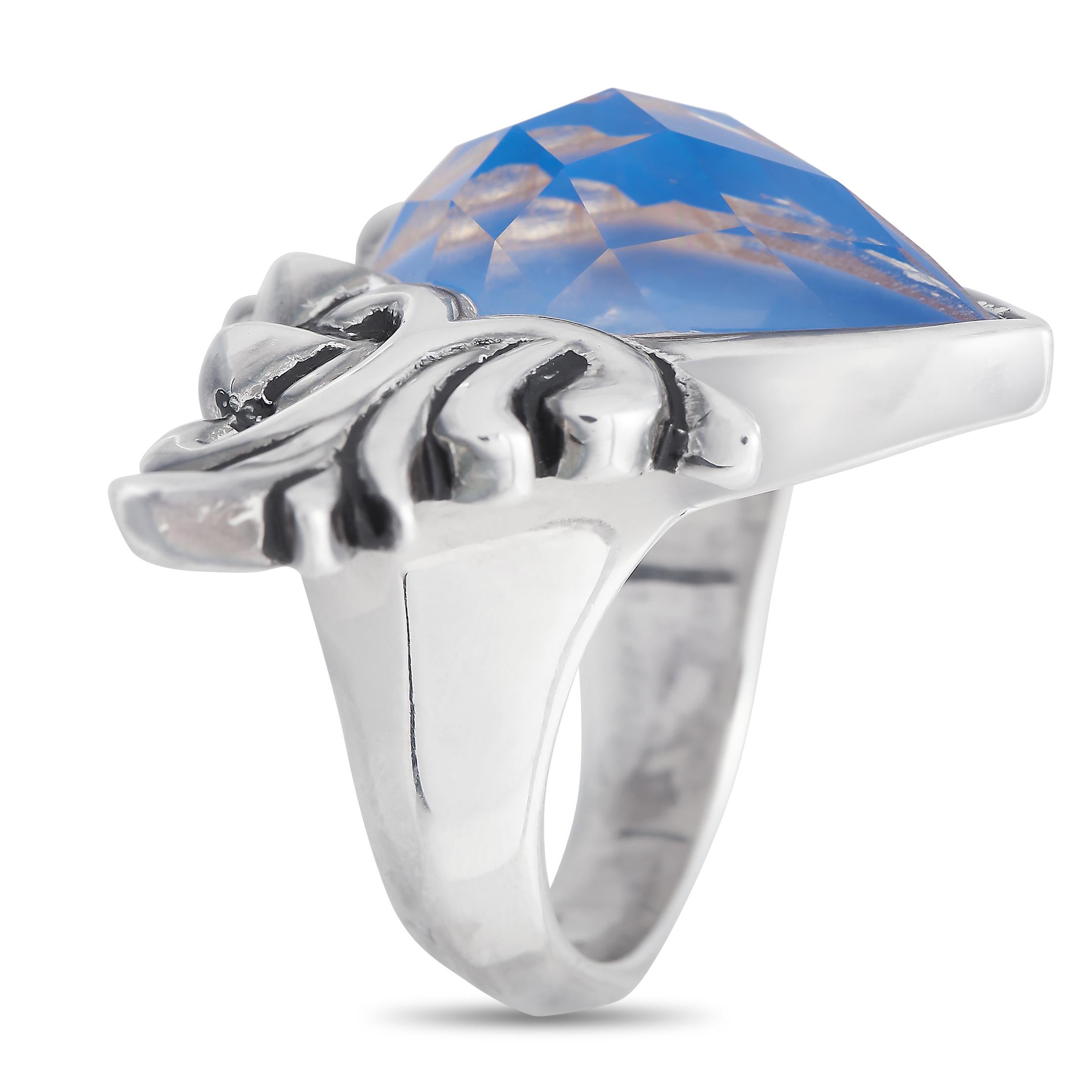 Eine filigrane Silberfassung bildet die perfekte Grundlage für diesen auffälligen Stephen Webster Ring. In der Mitte dient ein facettenreicher Edelstein als stilvoller Blickpunkt. Dieses Stück hat ein 5 mm breites Band und eine obere Höhe von 6 mm.