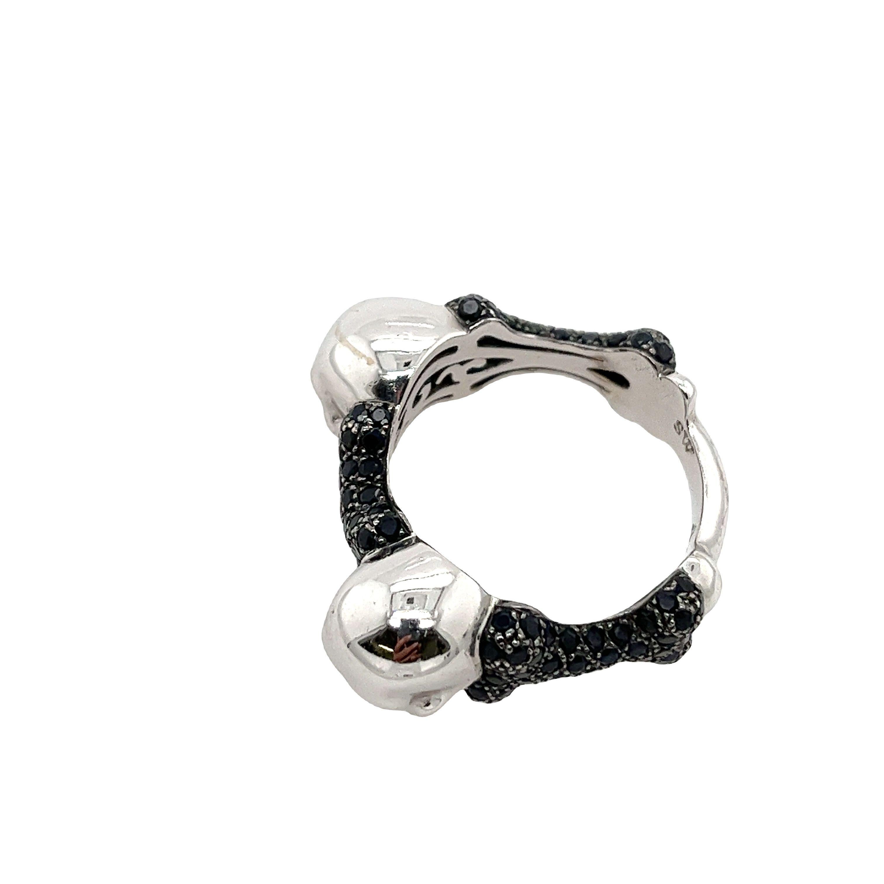 Ohrring mit Totenkopf und Knochen von Stephen Webster mit schwarzem Saphir und Rubin im Zustand „Hervorragend“ in London, GB