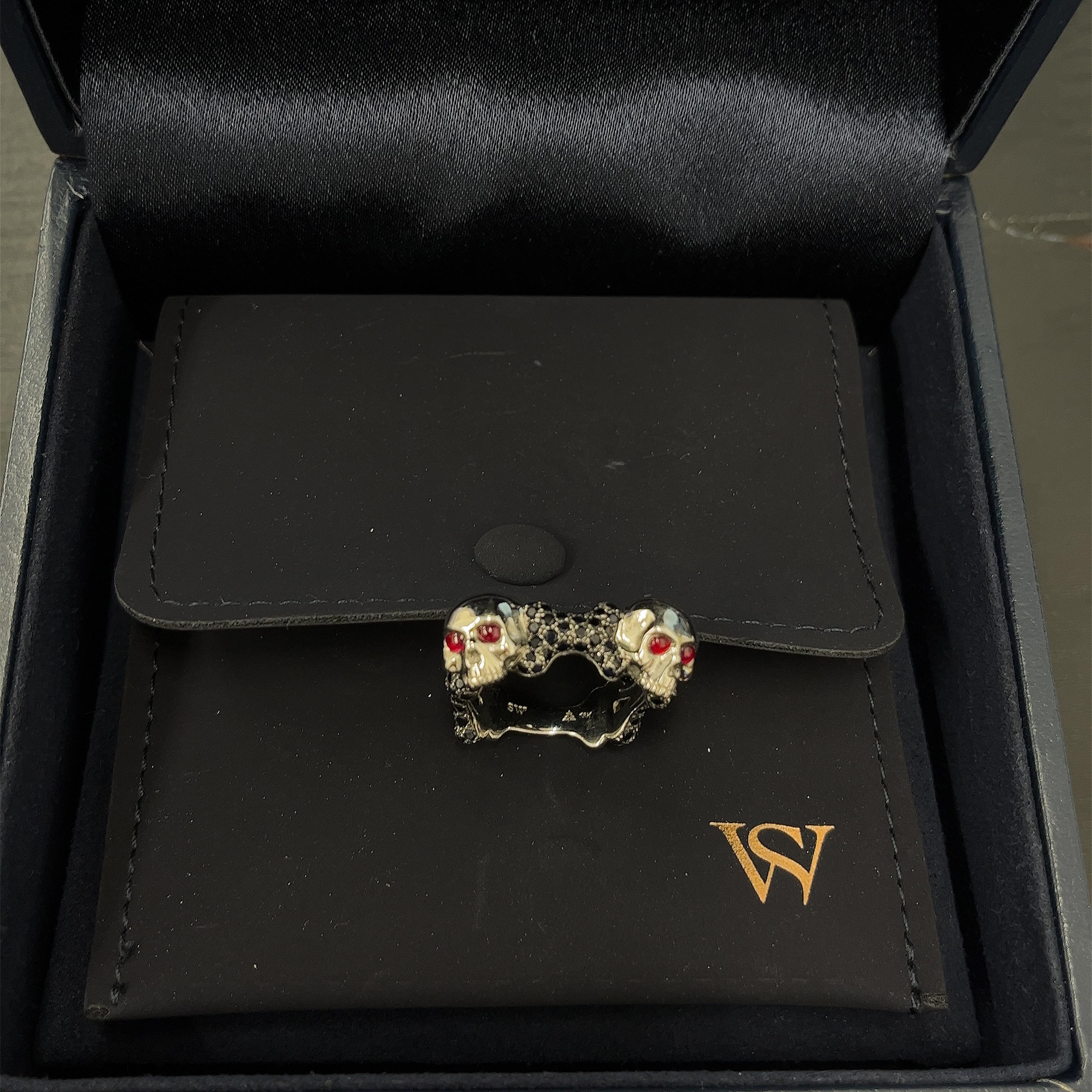 Ohrring mit Totenkopf und Knochen von Stephen Webster mit schwarzem Saphir und Rubin 2