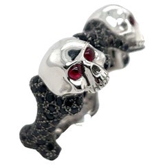 Ohrring mit Totenkopf und Knochen von Stephen Webster mit schwarzem Saphir und Rubin