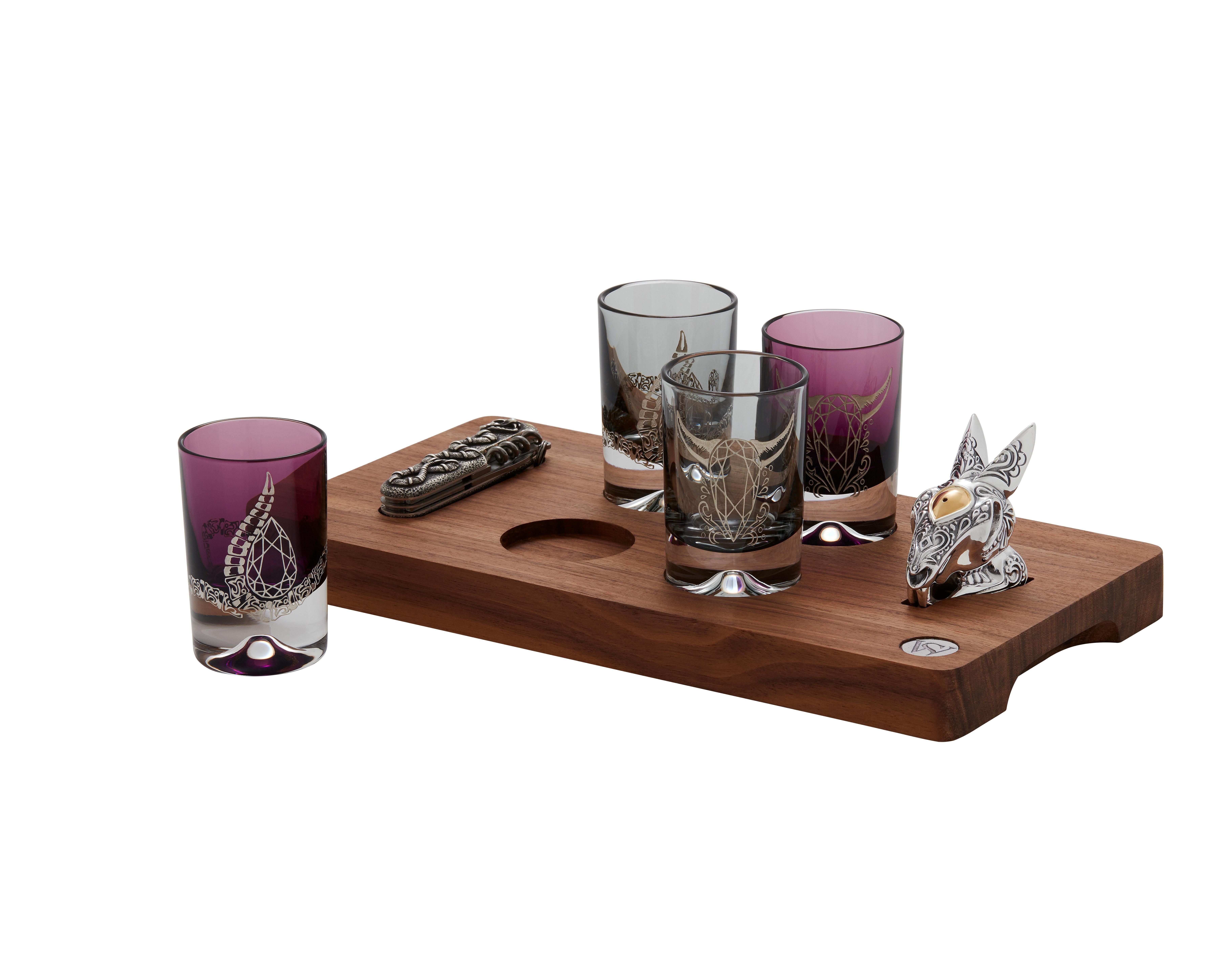 This Tequila Glass set includes:
1 x Tequila cow shot glass - Smoke coloured glass with engraved cow detail
1 x Tequila cow shot glass - Amethyst coloured glass with engraved cow detail
1 x Tequila rattlesnake shot hlass - Smoke coloured glass with