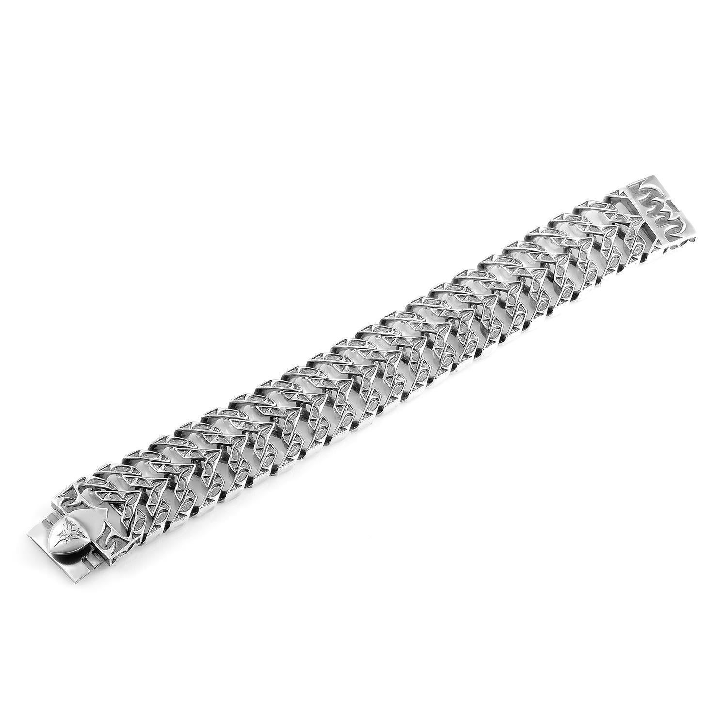 This rugged Stephen Webster men's bracelet from the Thorn collection is a masculine gem. Double curb S-links create in interesting base for the oxidized silver impressions. The combination of light and darkened sterling silver creates a subtle yet