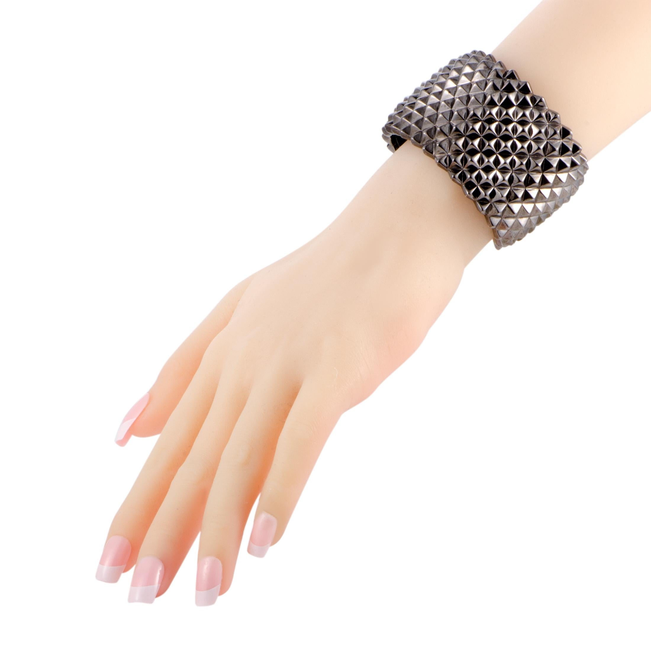 If you are looking for a jewelry piece that will accentuate your look in an unconventionally fashionable manner then this extraordinary bracelet is an excellent choice. The bracelet is splendidly designed by Stephen Webster and it is presented