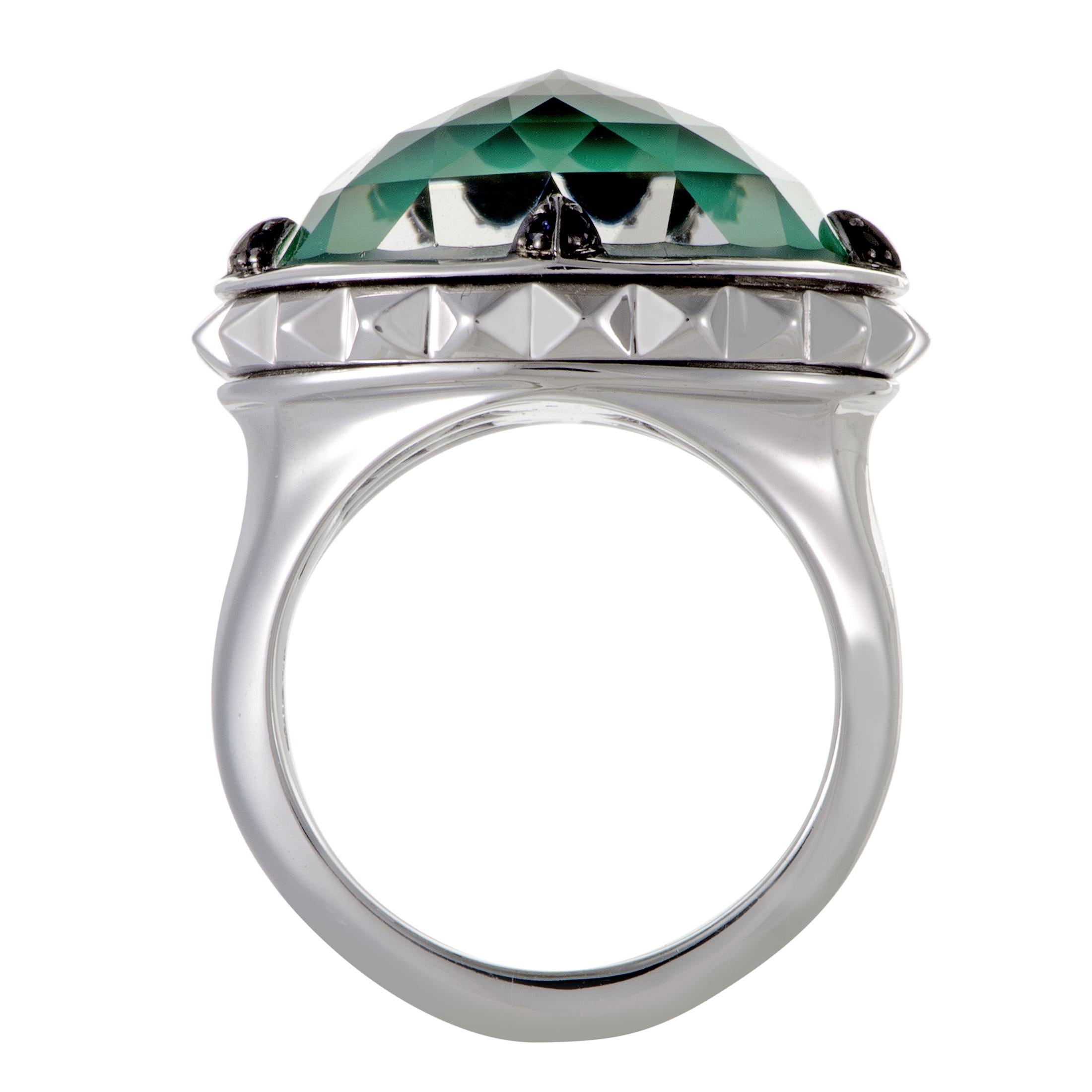 Set with gorgeously appealing chrysoprase, extravagantly beautiful quartz and luxuriously nifty black sapphires, that amount to 0.06 carats, this absolutely stunning ring from Stephen Webster's esteemed 'Superstud' collection is attractively crafted