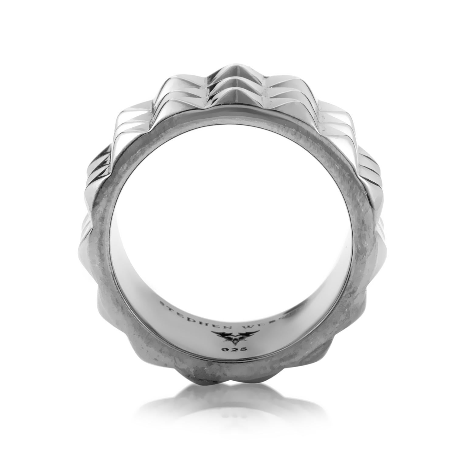 Stunningly crafted in shimmering sterling silver, this incredibly amazing Stephen Webster ring for men from the ever-so-brilliant 'Alchemy in the UK collection' offers an attractive masculine appearance owing to its spectacularly ingenious robust