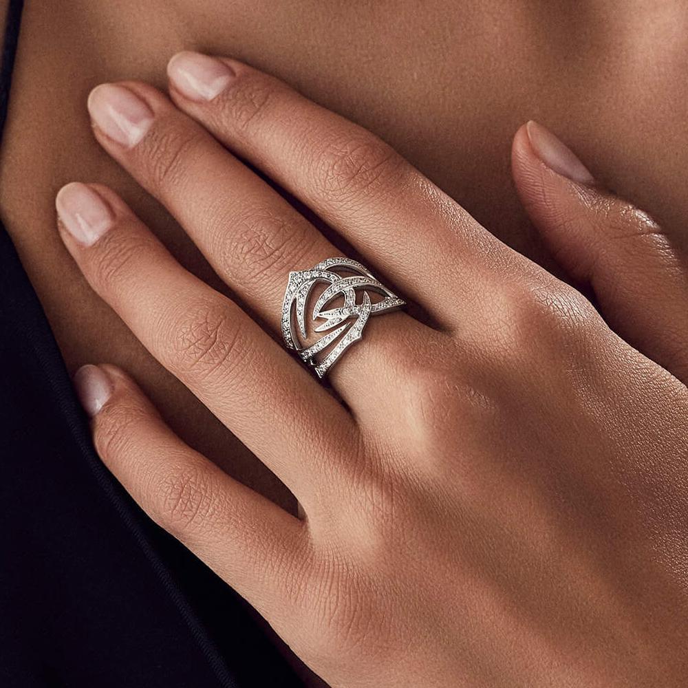 Im Angebot: 18 Karat Weißgold Ring mit 0,55 Karat weißem Diamanten von Stephen Webster () 3