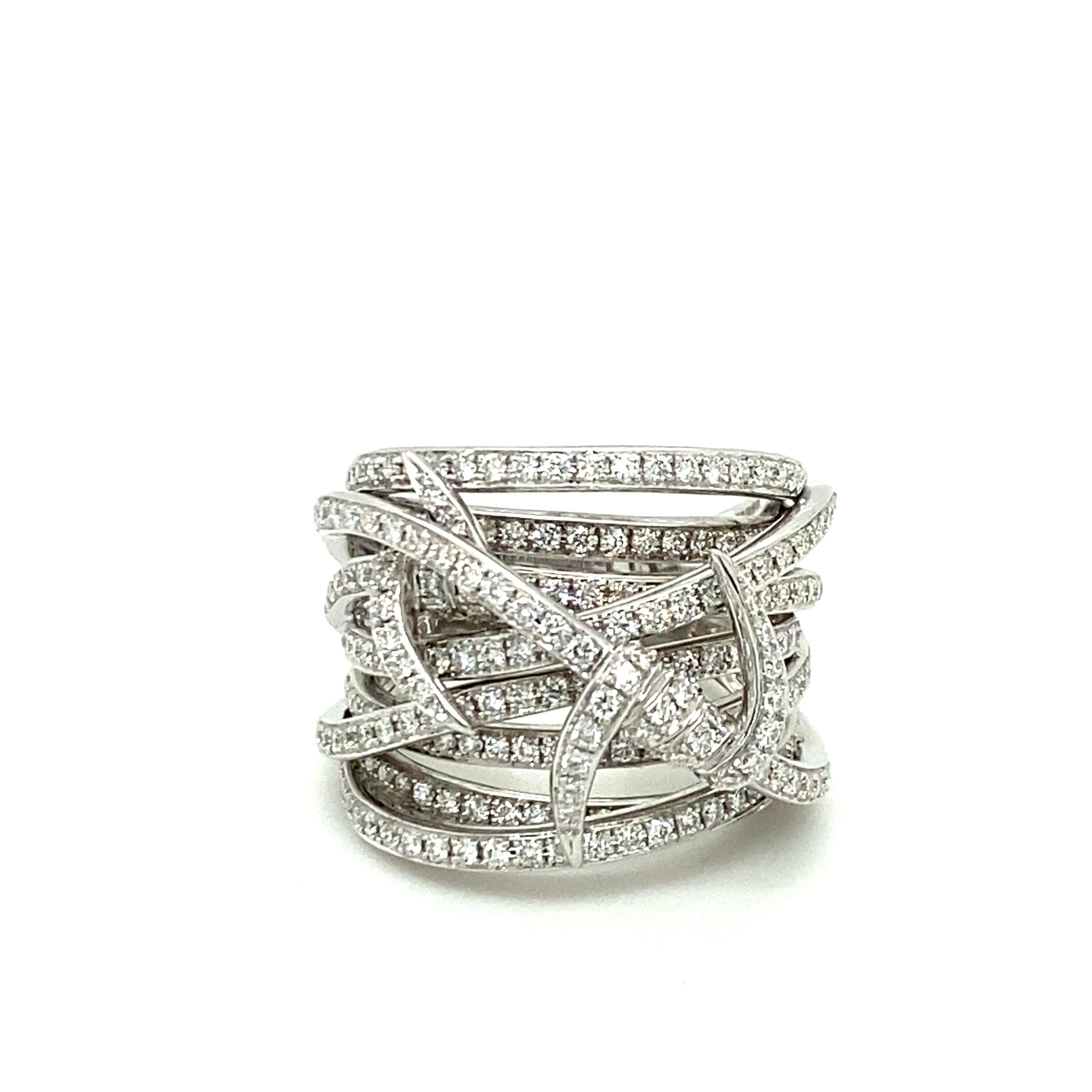 This stunning ring from the Thorn series by renowned British jeweller Stephen Webster captivates with its bold design in a high quality finish. A fine band of 18 karat white gold seems to wrap around the finger and ends in knotted thorn-like ends -