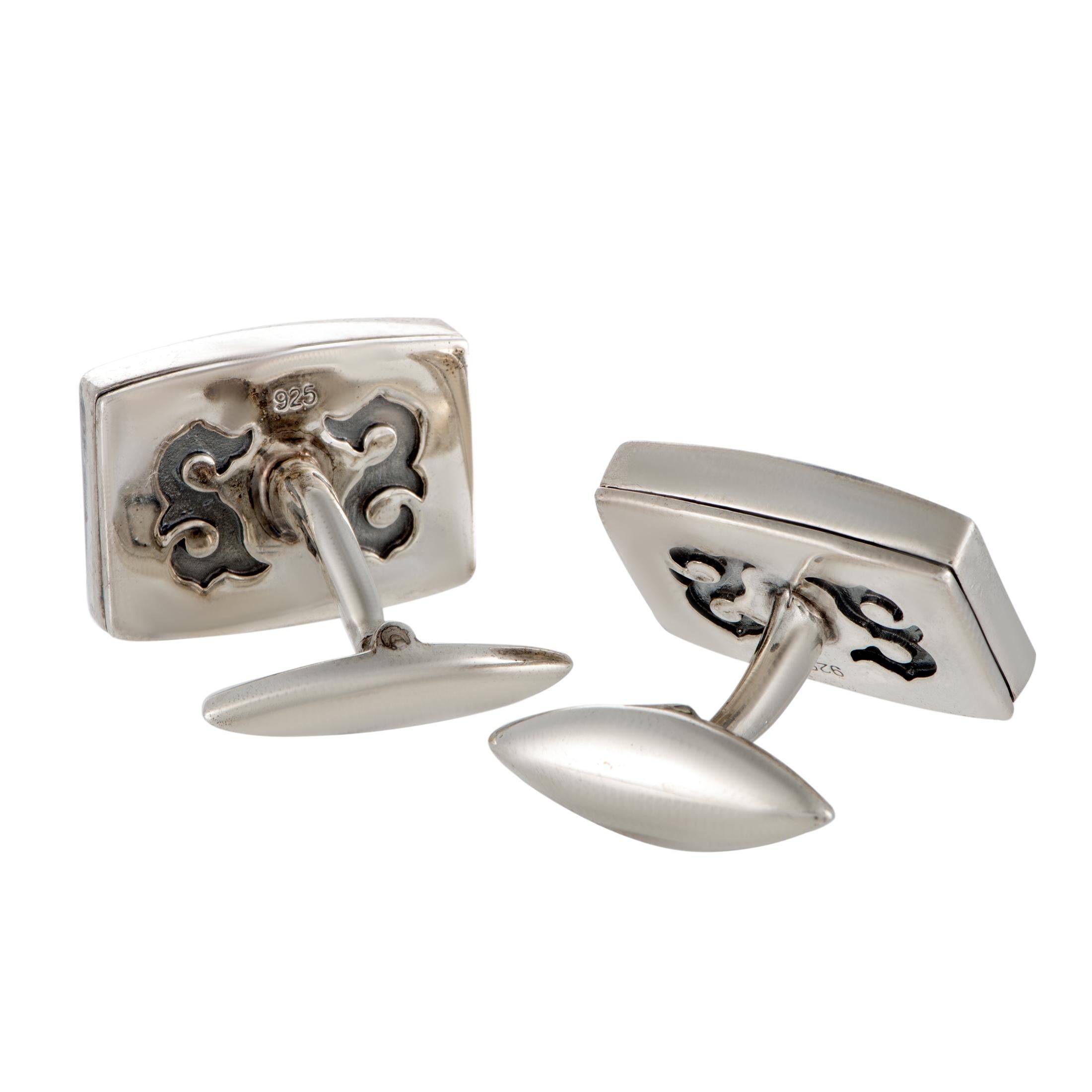 This extraordinary pair of cufflinks is splendidly designed by Stephen Webster for the ingenious “Thorn” collection and it boasts a compellingly offbeat style, offering an exceptionally attractive appearance. The pair is wonderfully made of silver,