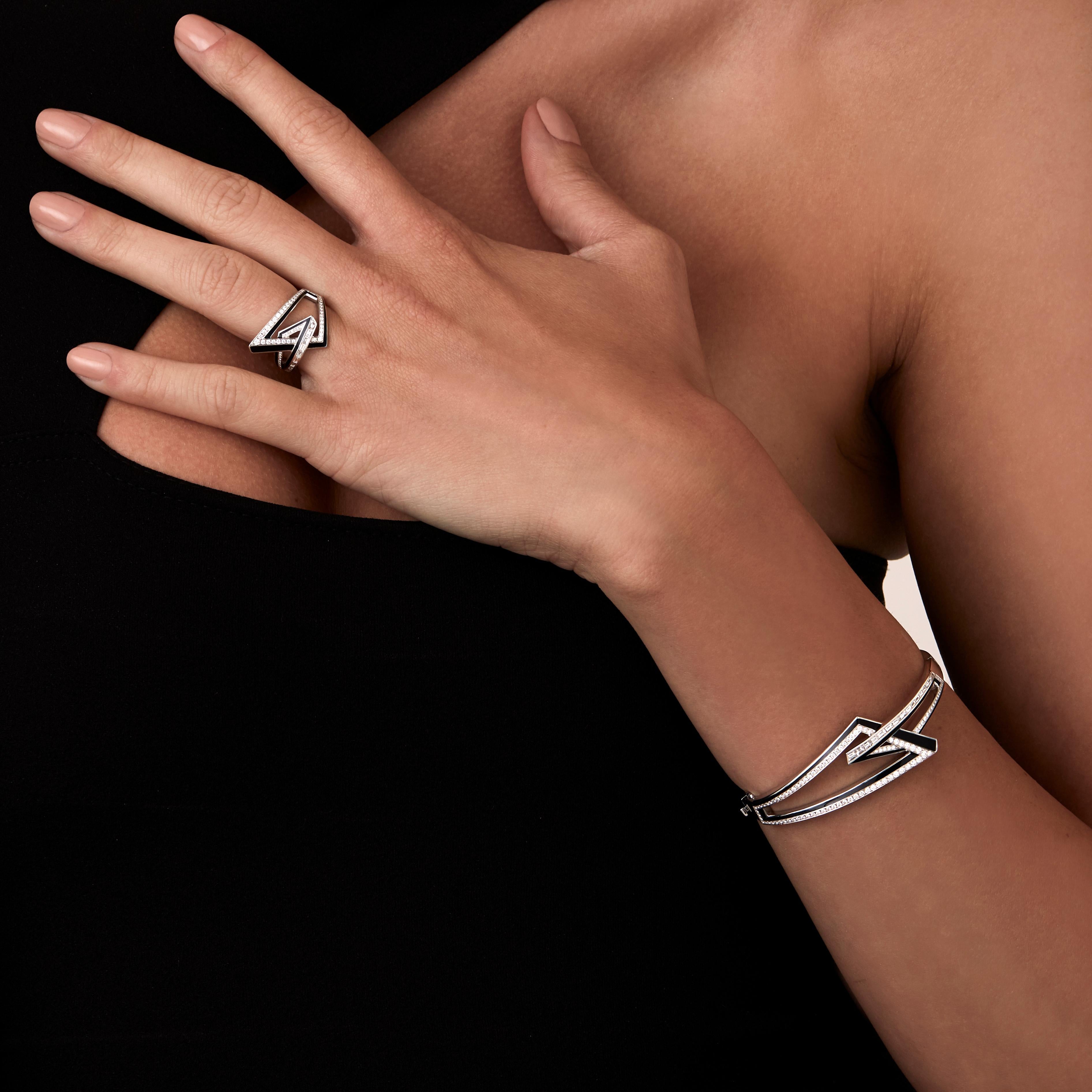 Contemporary Stephen Webster Vertigo Obtuse 18 Karat White Gold and White Diamond Bracelet For Sale