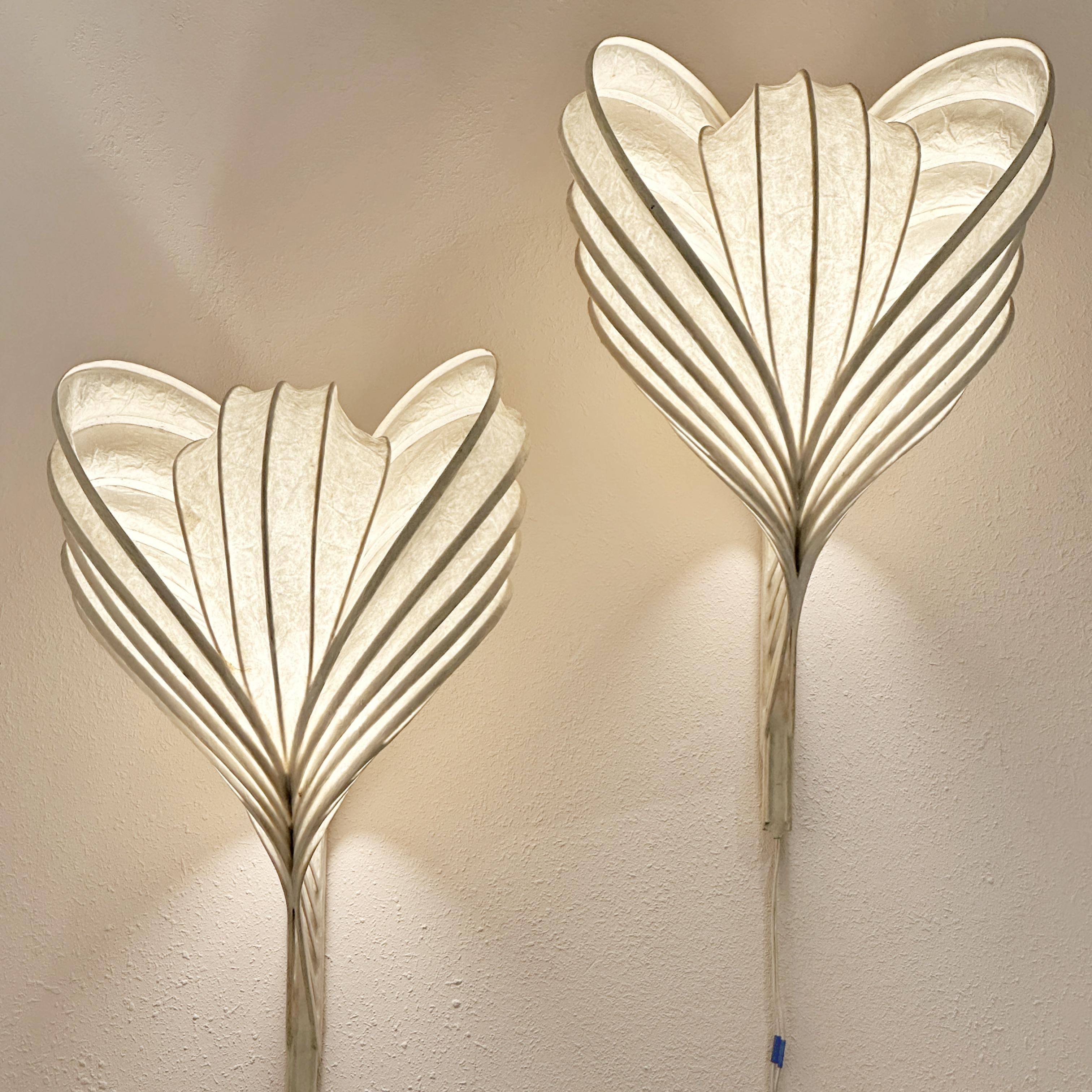Une superbe paire d'appliques en forme de sculpture lumineuse créée par Stephen White. Fabriquées à partir de bois cintré et de papier et inspirées par les lanternes asiatiques et la beauté naturelle de l'Alaska et d'Hawaï, ces appliques