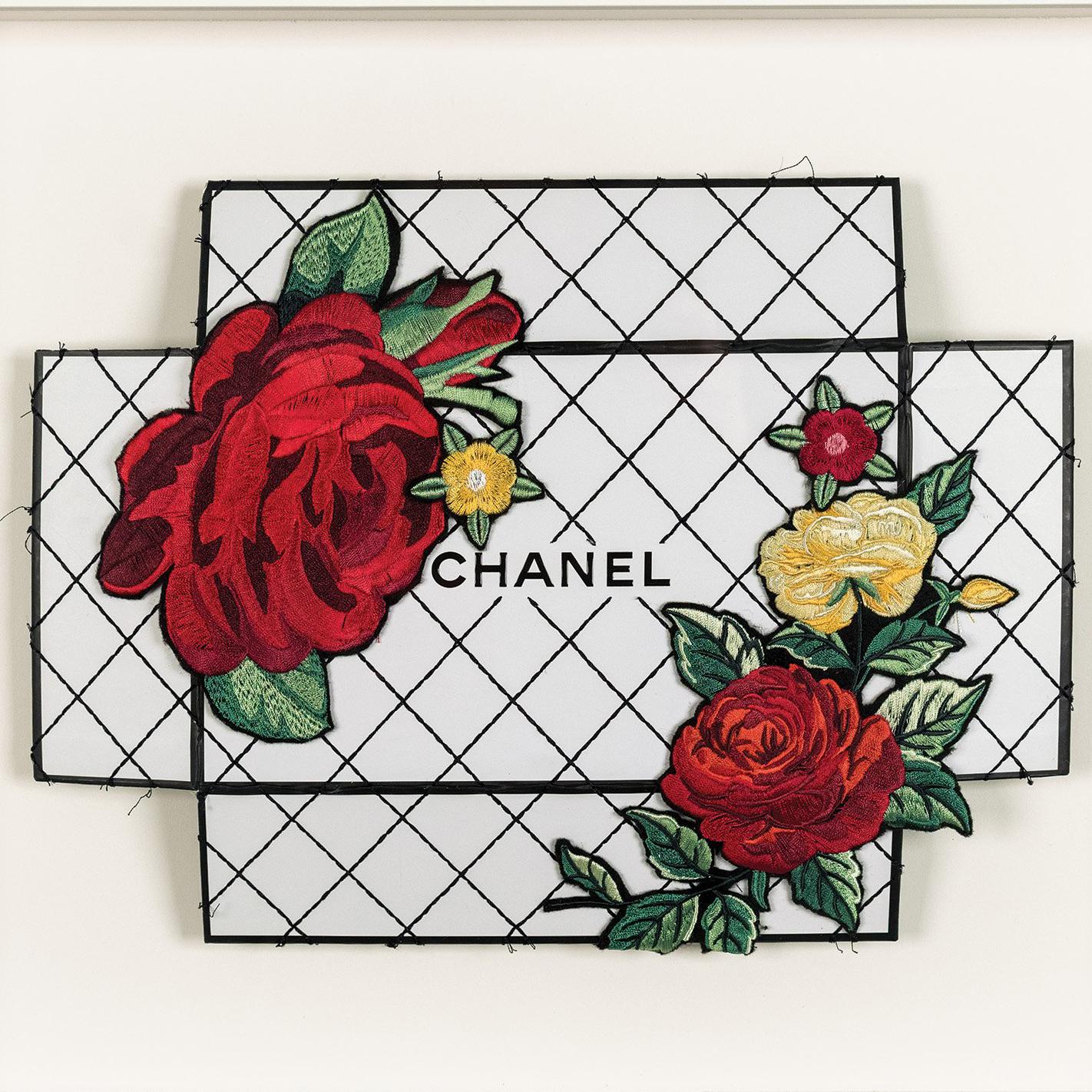 Red Rose - Chanel - Contemporain Mixed Media Art par Stephen Wilson