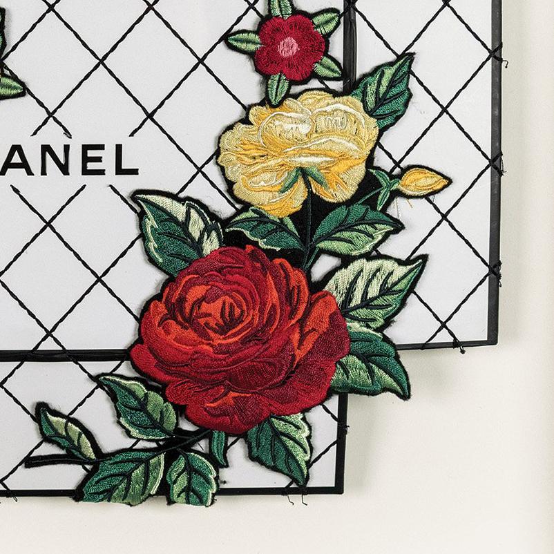 Artiste :  Wilson, Stephen
Titre :  Chanel Red Red Rose
Date :  2017
Moyen :  Technique mixte
Encadré Dimensions :  16.25