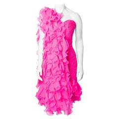 Stephen Yearick 1990er leuchtend rosa Rüschenschal und trägerloses Kleid