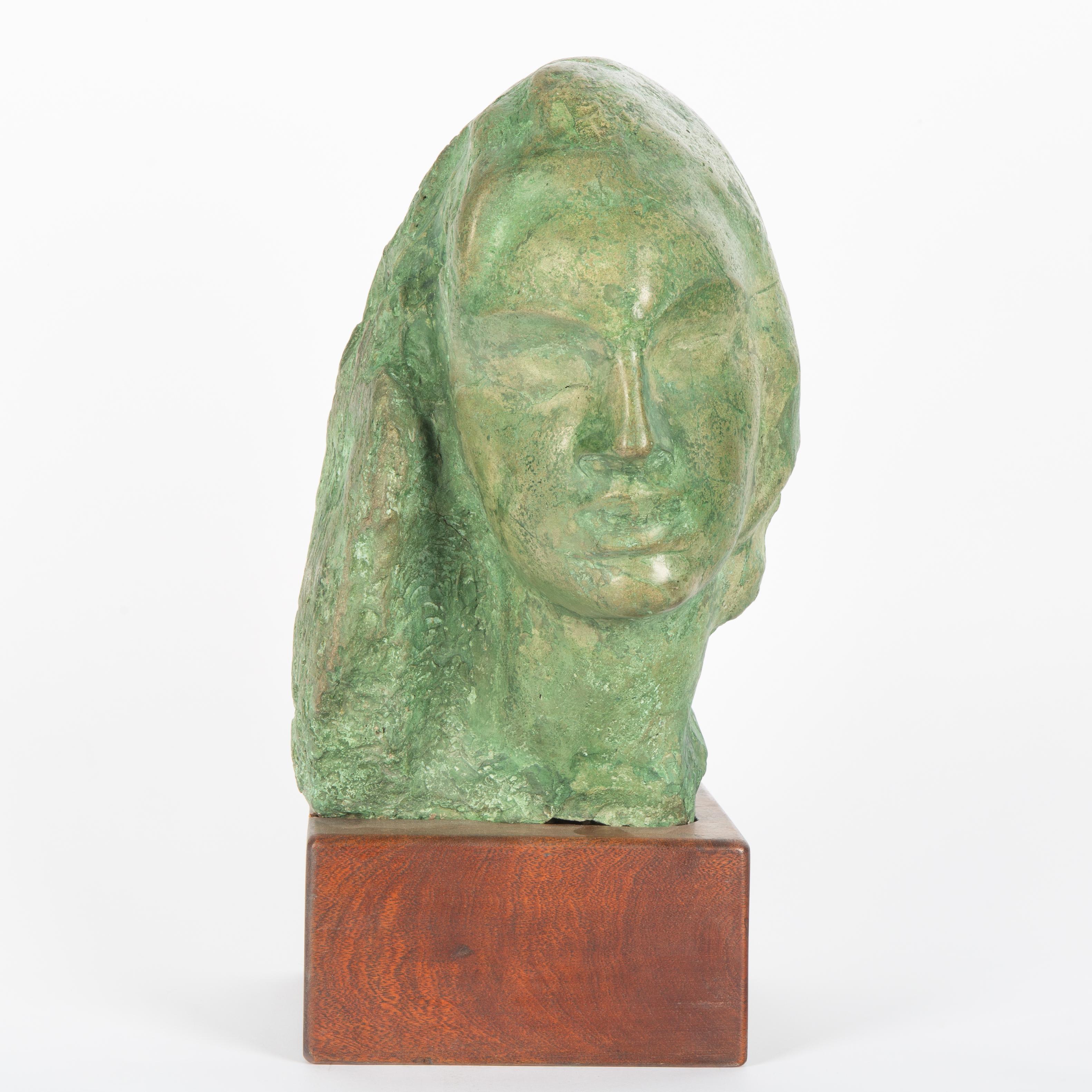 Figurative Sculpture de Stepán Erzia - Cabeza de mujer, cabeza de cemento patinado verde de Erzia