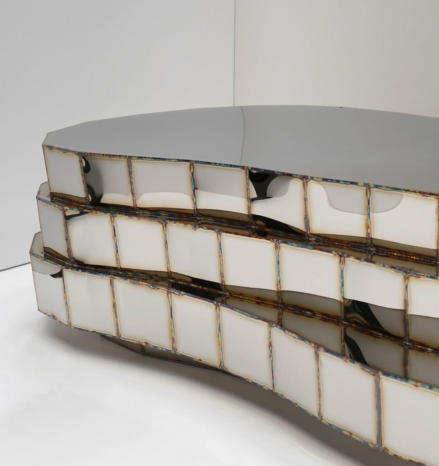 Mesa baja Steppe de acero inoxidable soldado pulido espejo de Julian Mayor Británico en venta