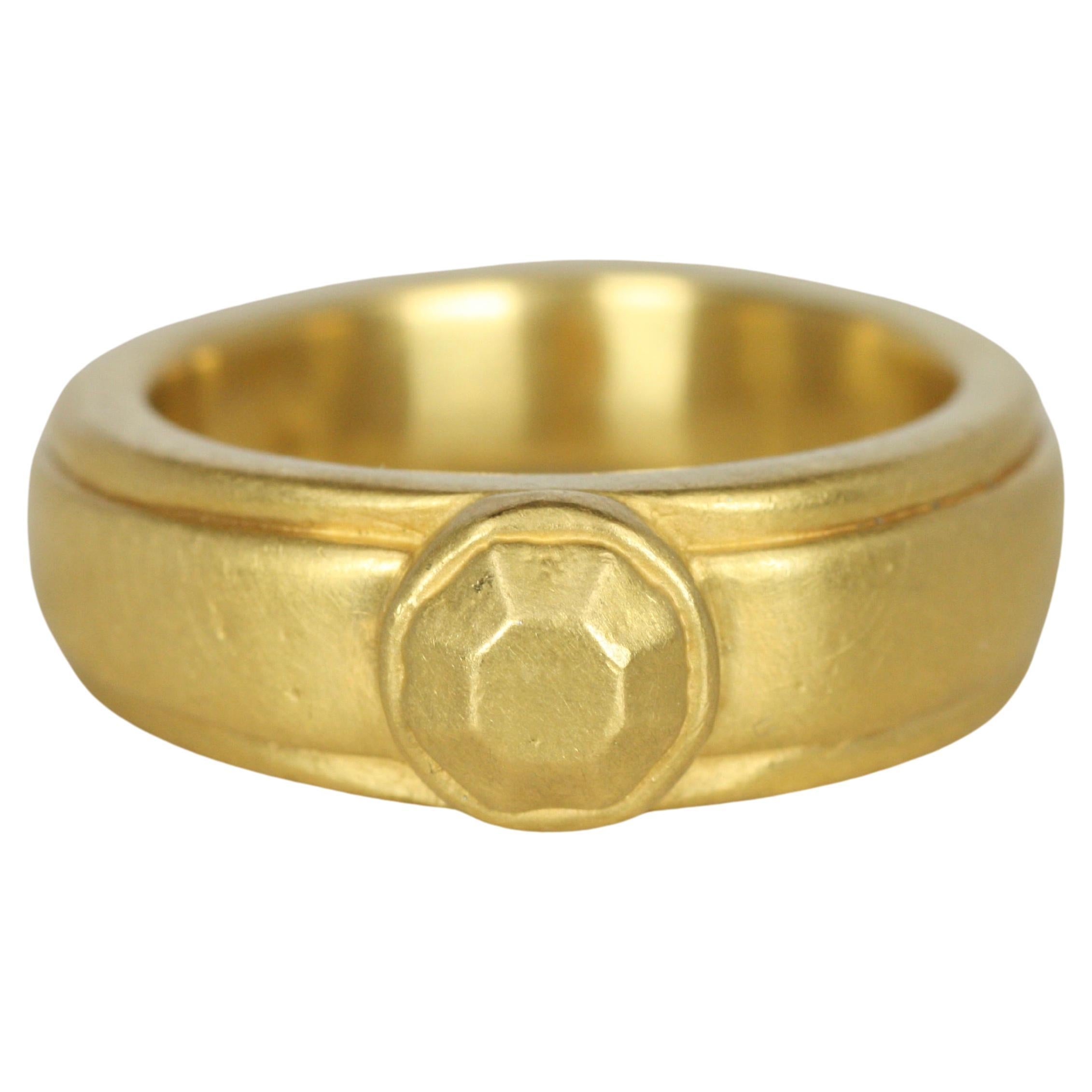 Abgestuftes, konisch zulaufendes 22K Gold "Stone" Hochzeitsband - handgefertigt im Angebot