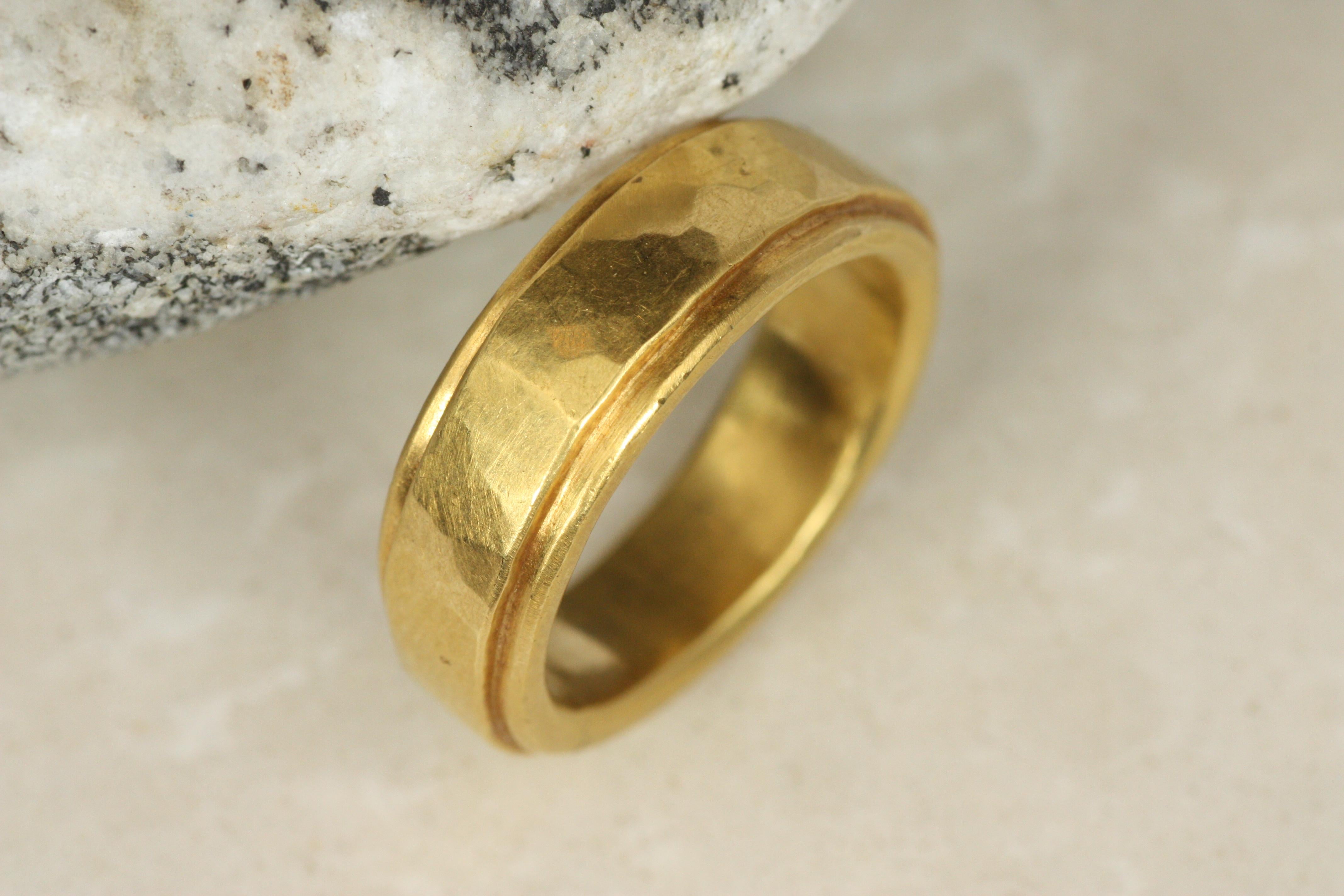 Artisan Anneau de mariage en or 22K à bord progressif et conique, martelé, finition mate en vente