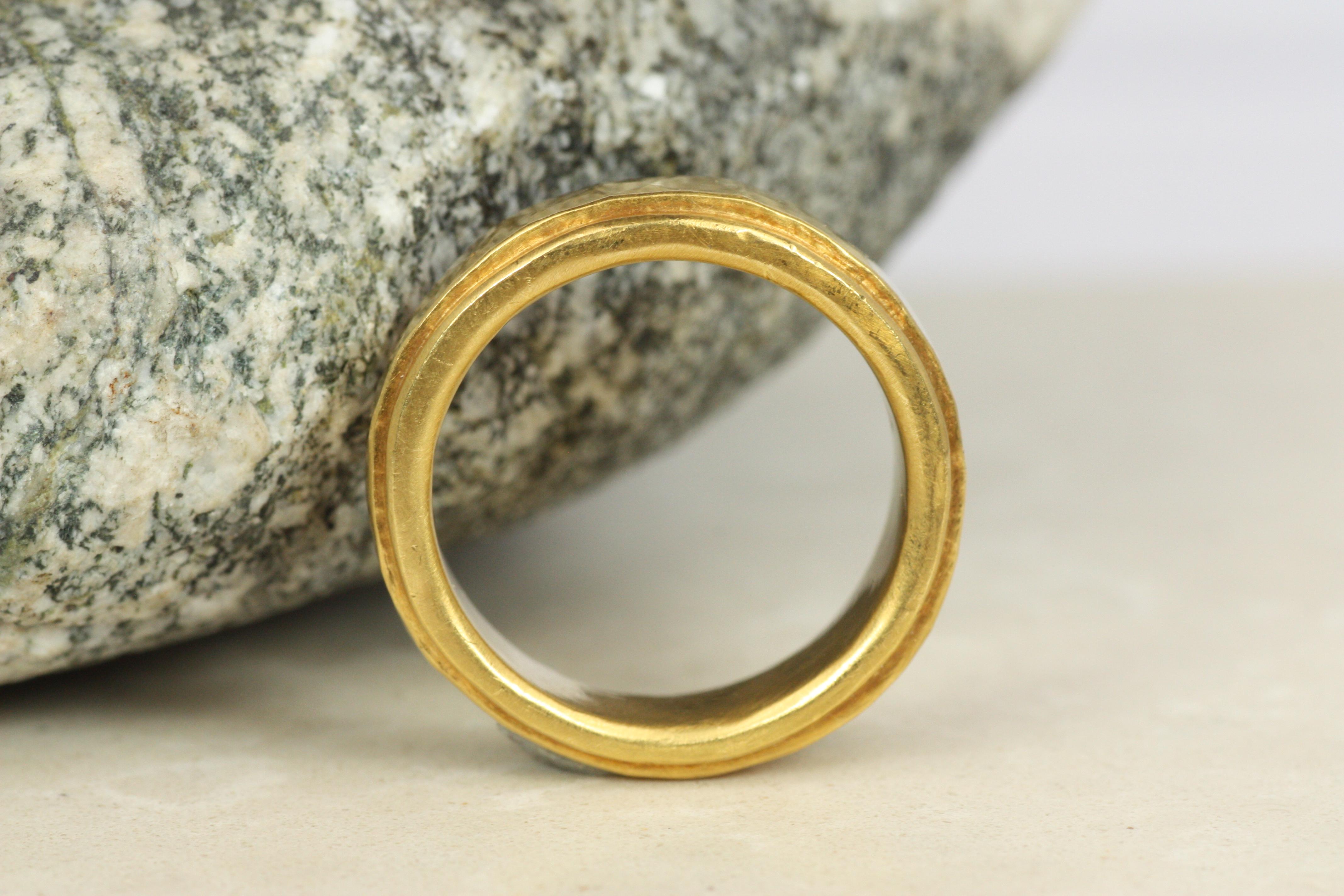 Anneau de mariage en or 22K à bord progressif et conique, martelé, finition mate Unisexe en vente