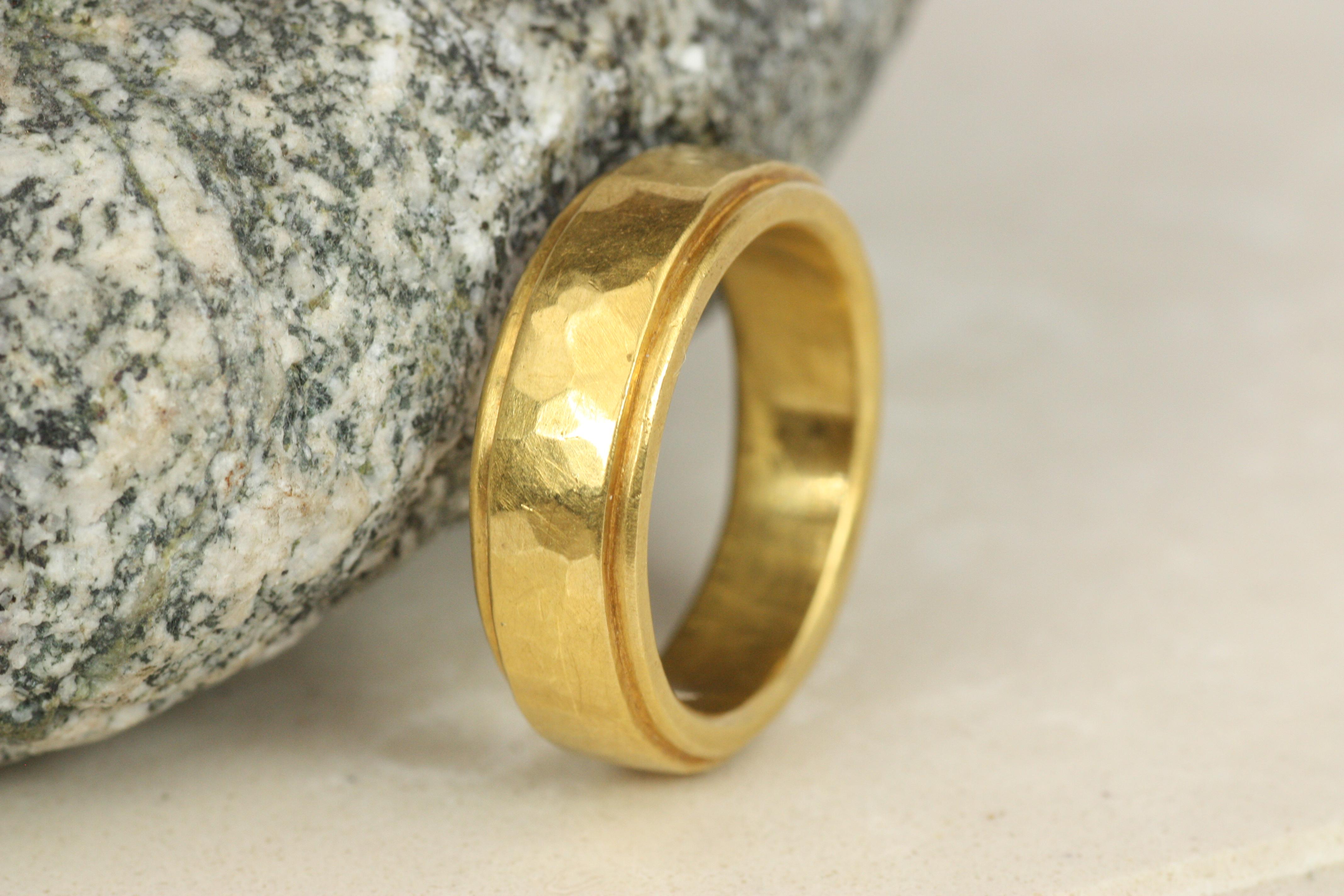 Anneau de mariage en or 22K à bord progressif et conique, martelé, finition mate en vente 1