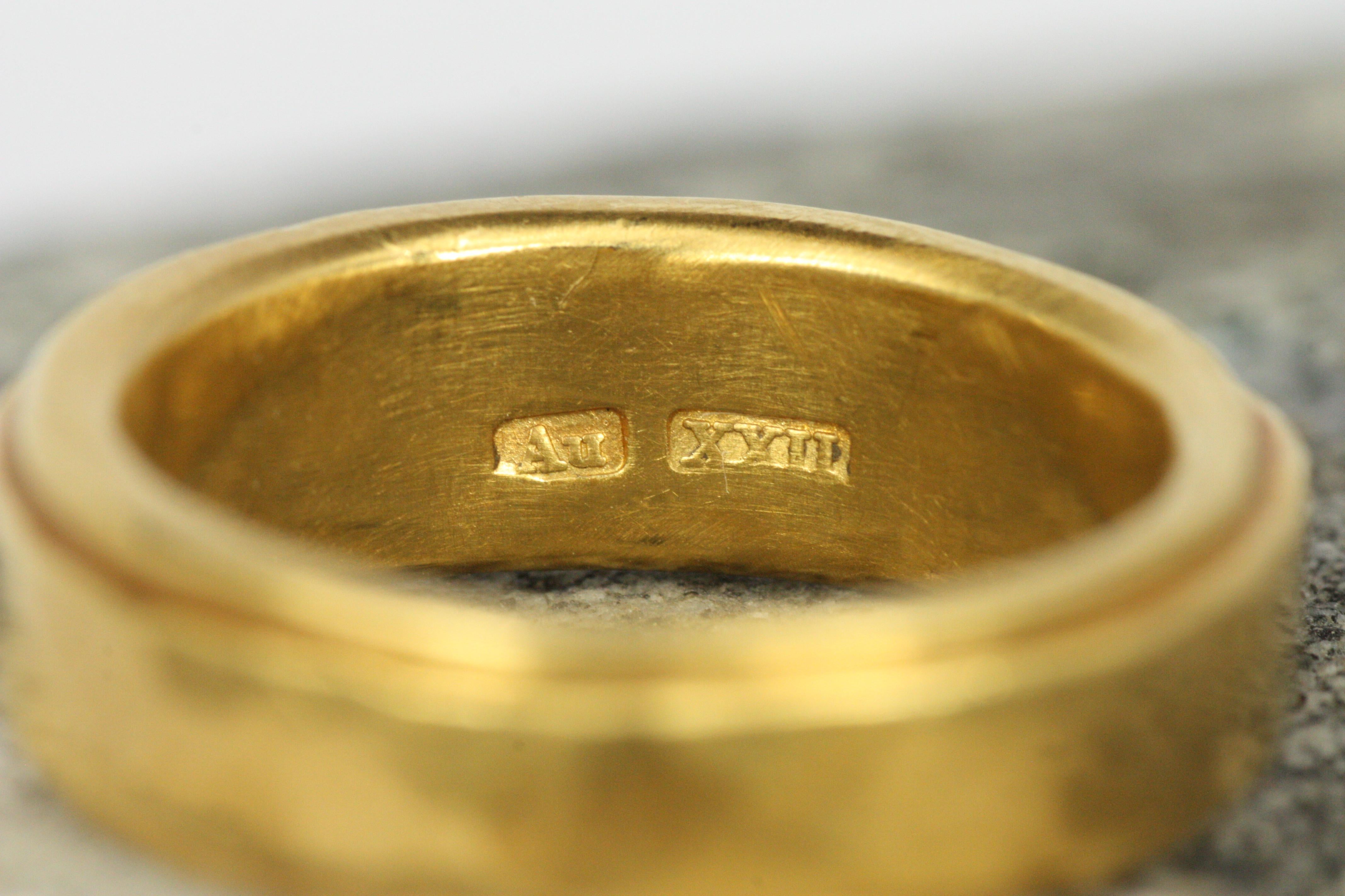 Anneau de mariage en or 22K à bord progressif et conique, martelé, finition mate en vente 2