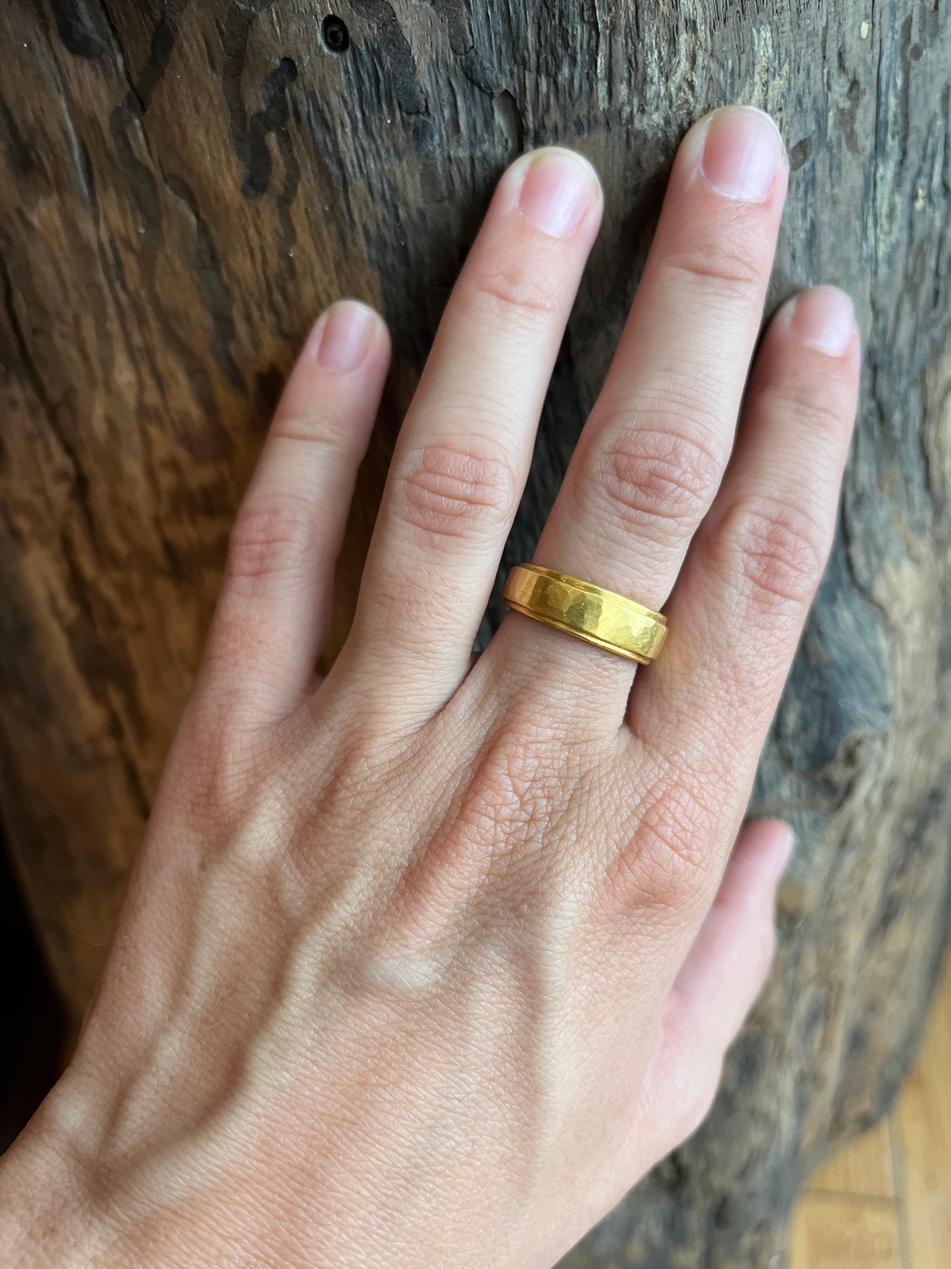Anneau de mariage en or 22K à bord progressif et conique, martelé, finition mate en vente 3