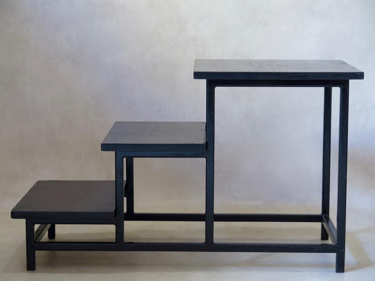 Table d'appoint du milieu du siècle en bois et fer peint en noir, à trois niveaux. Beau design.