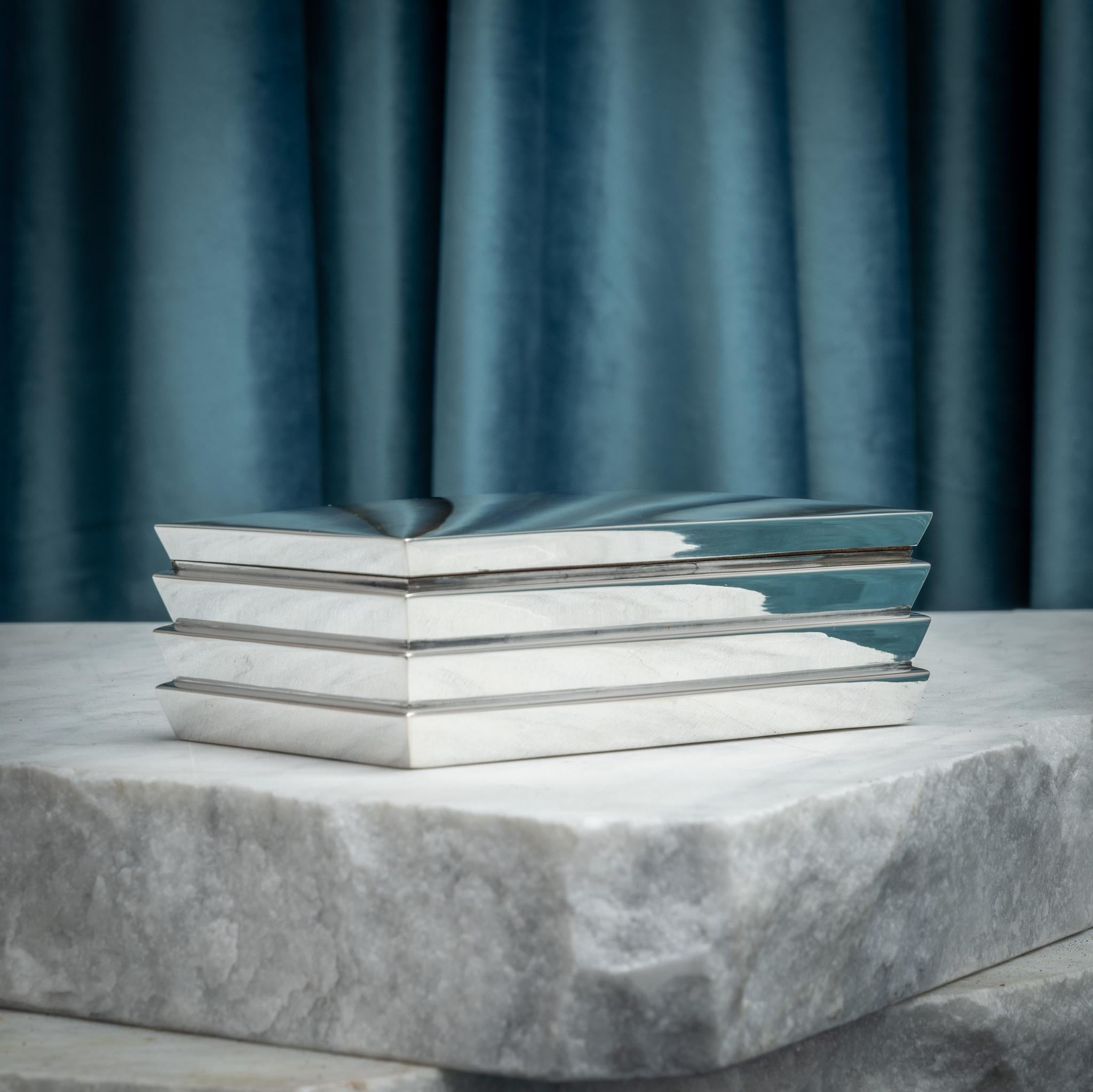 Milieu du XXe siècle Boîte en argent à gradins, Circa 1930 en vente