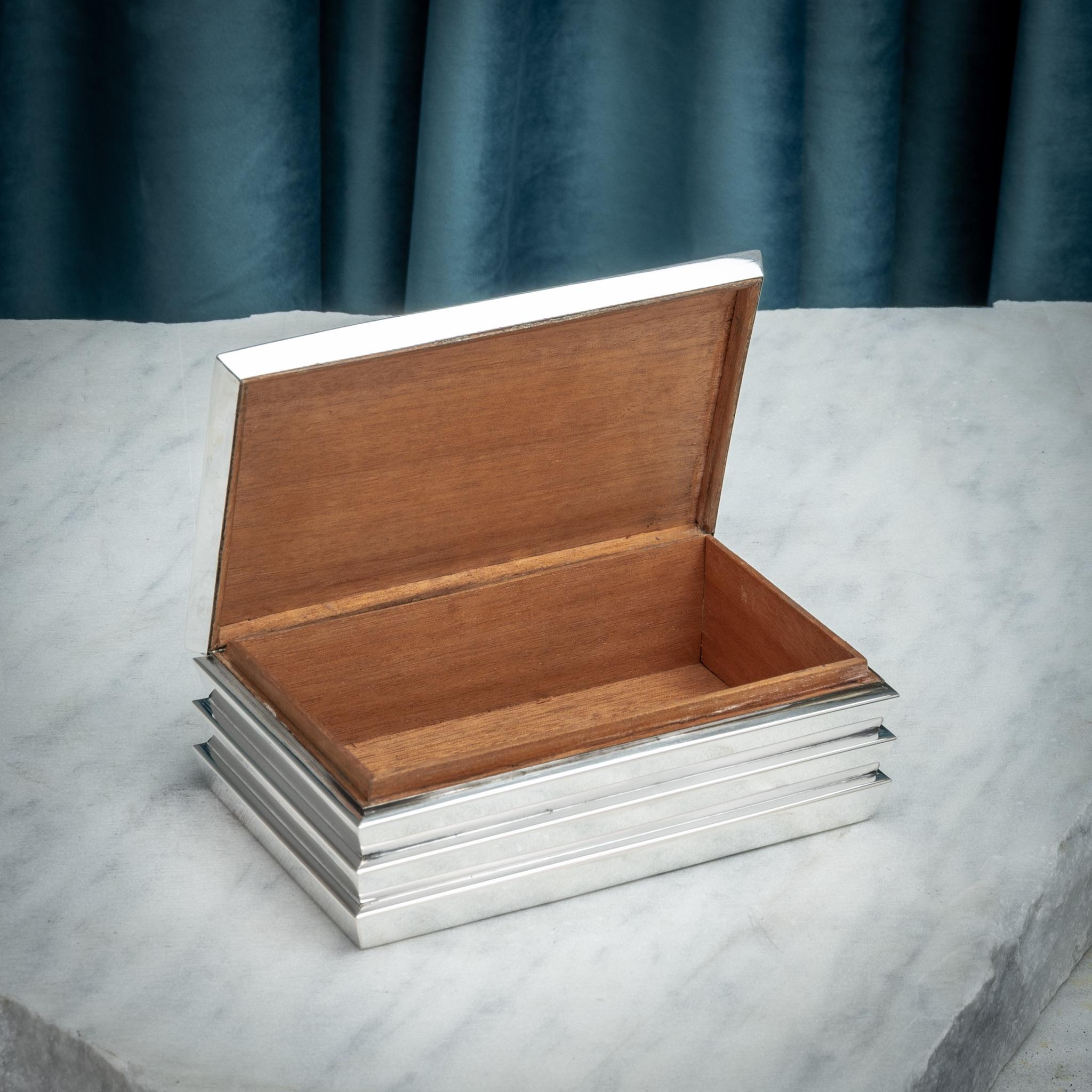 Argent Boîte en argent à gradins, Circa 1930 en vente